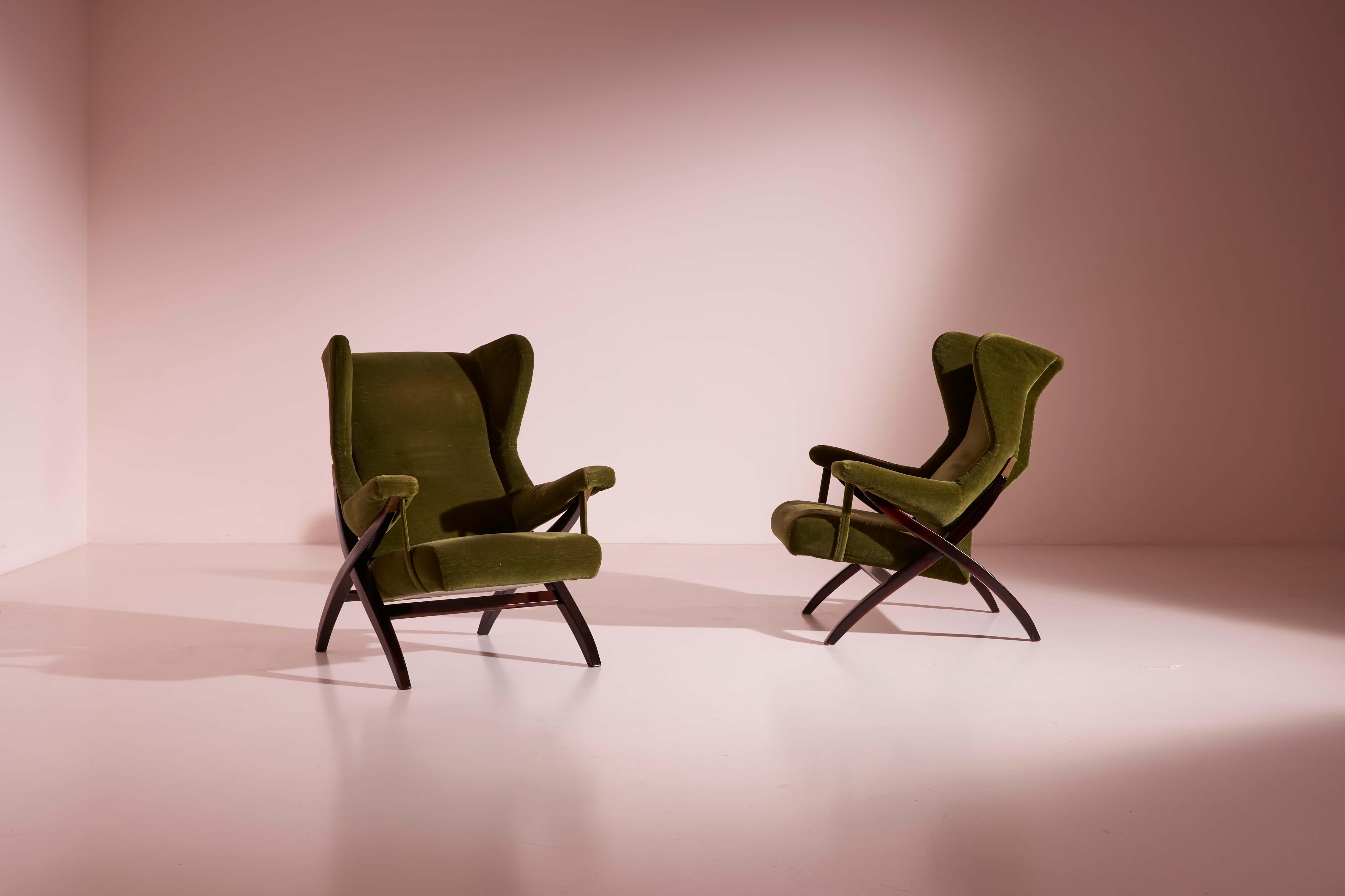 Raro par de sillones de 1ª edición con armazón de nogal, detalles de latón y partes tapizadas, modelo Fiorenza, diseñado por Franco Albini, producido por Arflex, Italia, 1952.

Diseño, forma y ergonomía convergen en Fiorenza, una creación de Franco