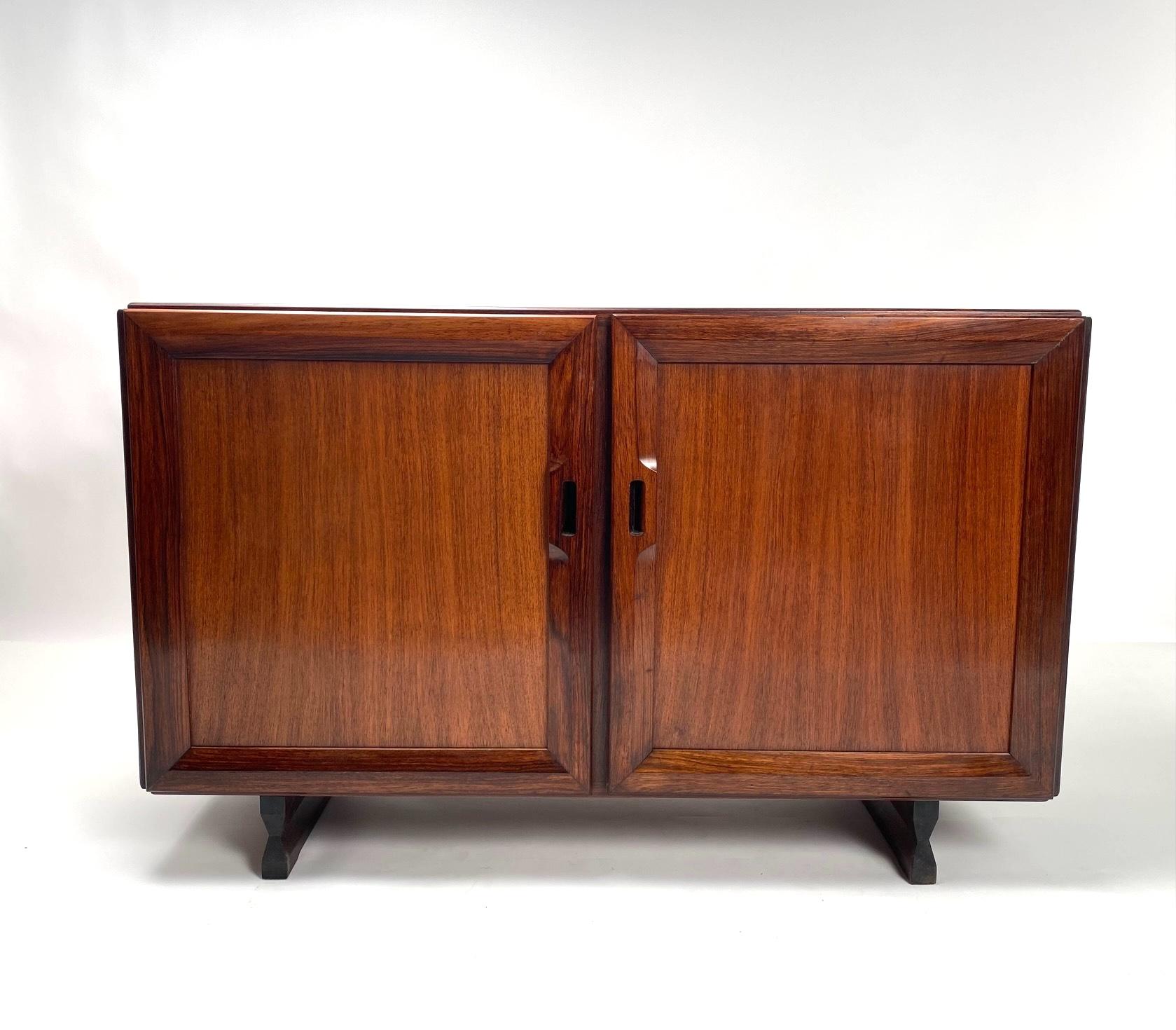 Franco Albini, MB15, Paar Anrichten für Poggi, Italien, 1957

Die beiden abgebildeten MB15 Sideboards von Franco Albini zeichnen sich durch ein raffiniertes und zurückhaltendes Design aus, das typisch für den rationalistischen Stil des italienischen
