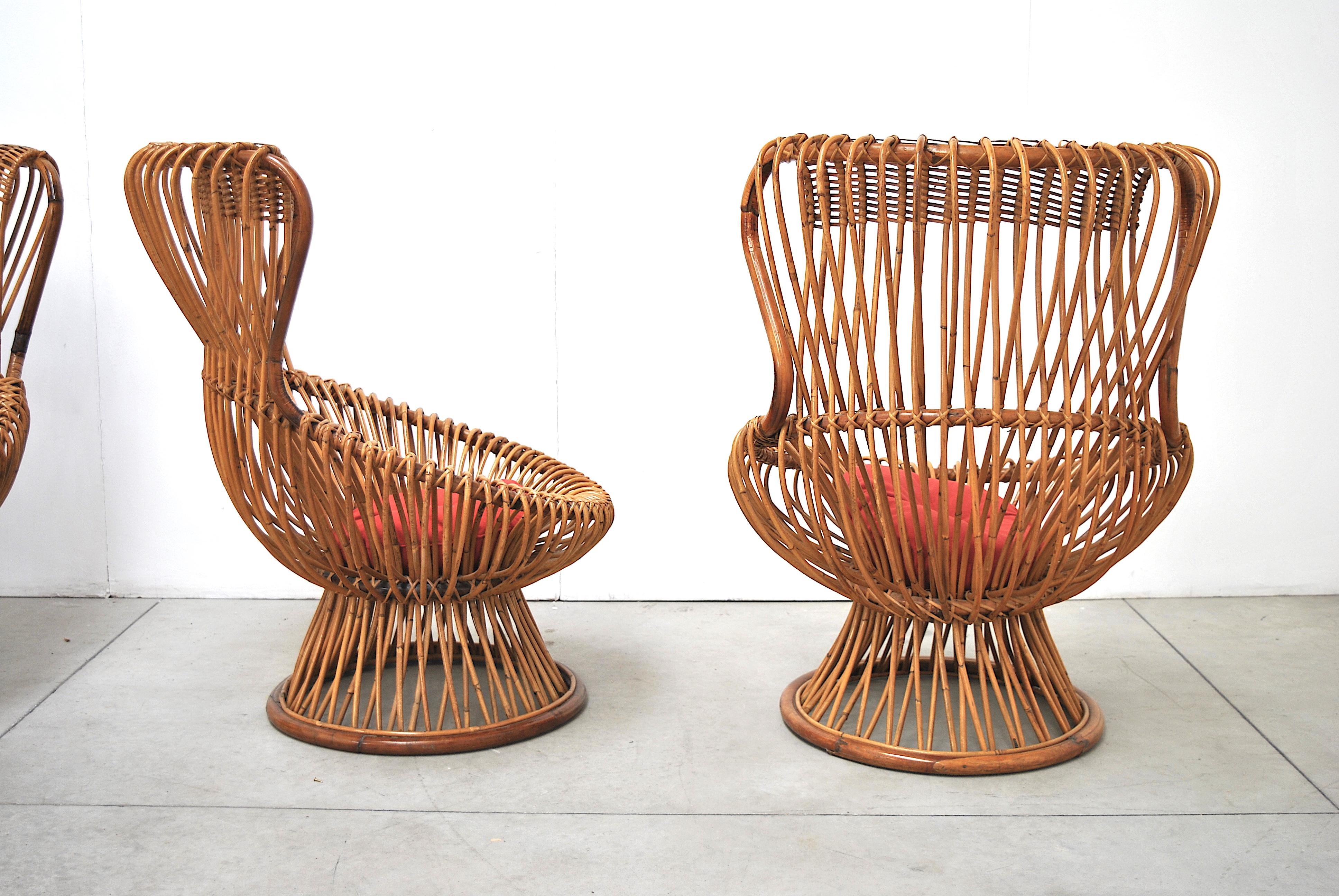 Just after the war, Albini began to work with simple and low-cost materials such as wicker. Margherita is the first armchair without legs of Italian design. It is made with a structure consisting of 60 reeds of Indian rush and 4 crossbows in