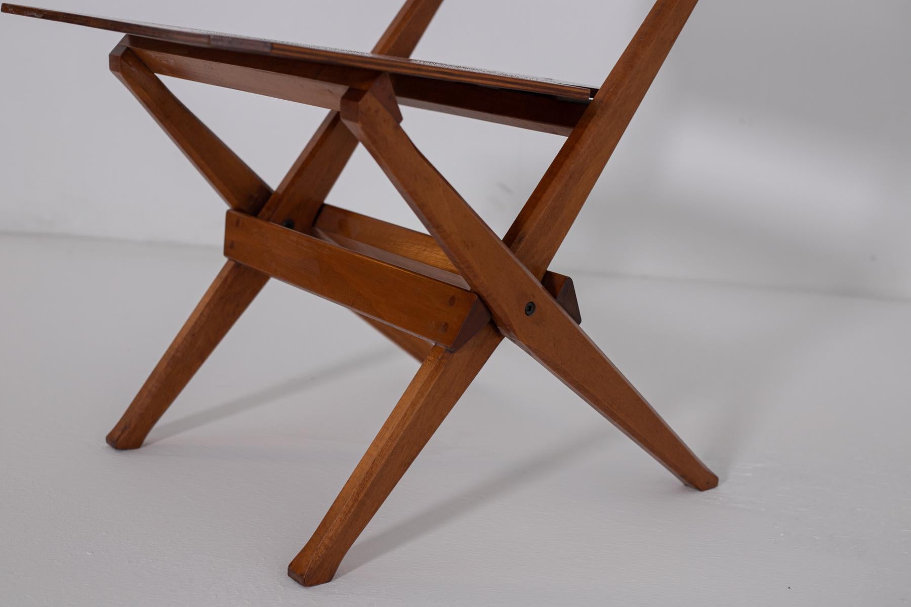 Beautiful pair of chairs made of wood, designed by Franco Albini for the fine Italian manufacture Poggi in the 1950s. 
The chairs by Franco Albini are made of solid wood and thanks to the closing mechanisms are easily foldable.
The chairs have a