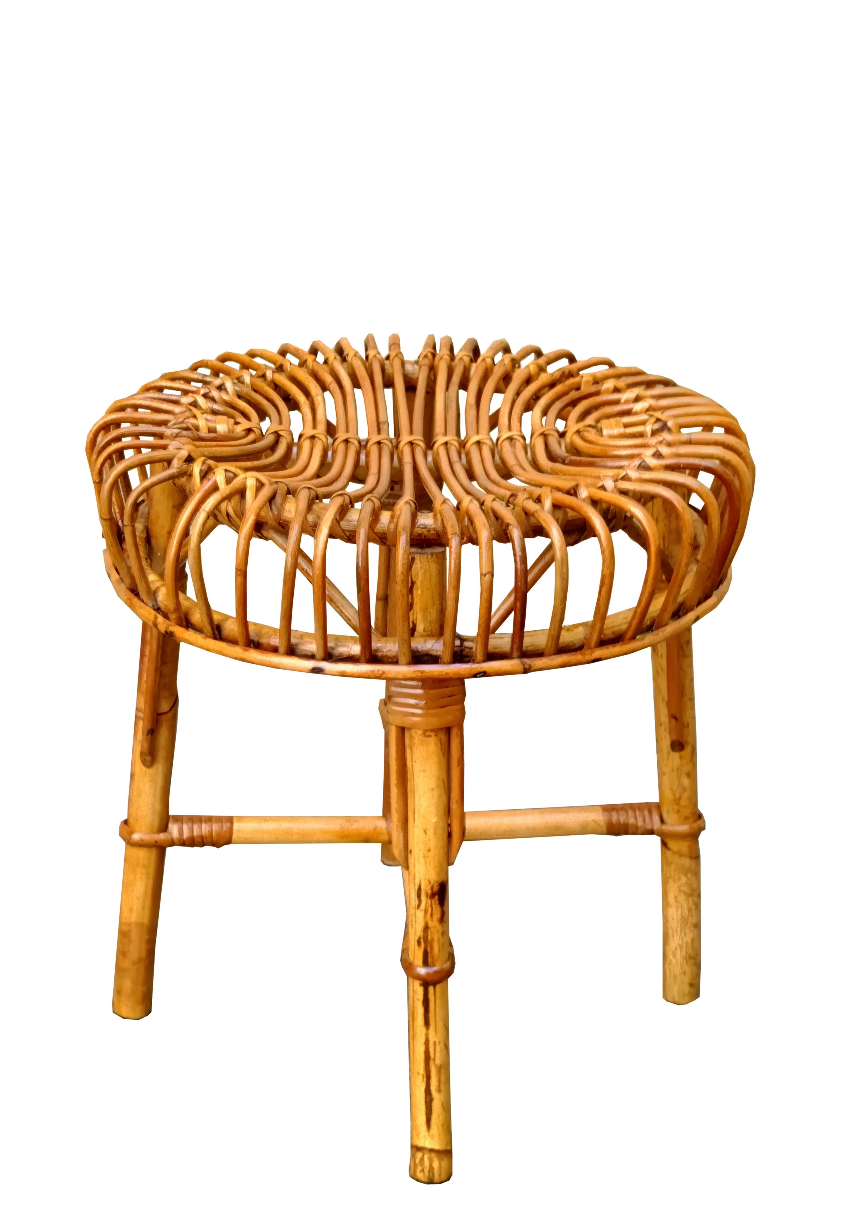 Taburete otomano redondo de ratán curvado y bambú de mediados del siglo pasado. Este taburete  fue diseñado por Franco Albini en Italia en la década de 1960.
