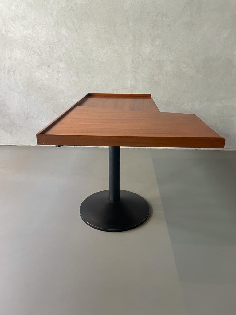 This Stadera desk/table designed by Franco Albini was manufactured by Poggi in Italy in 1958.
This desk is in teak wood and has two side-by-side trapezoidal tops supported by a single steel base, making it a sophisticated piece.
Excellent vintage