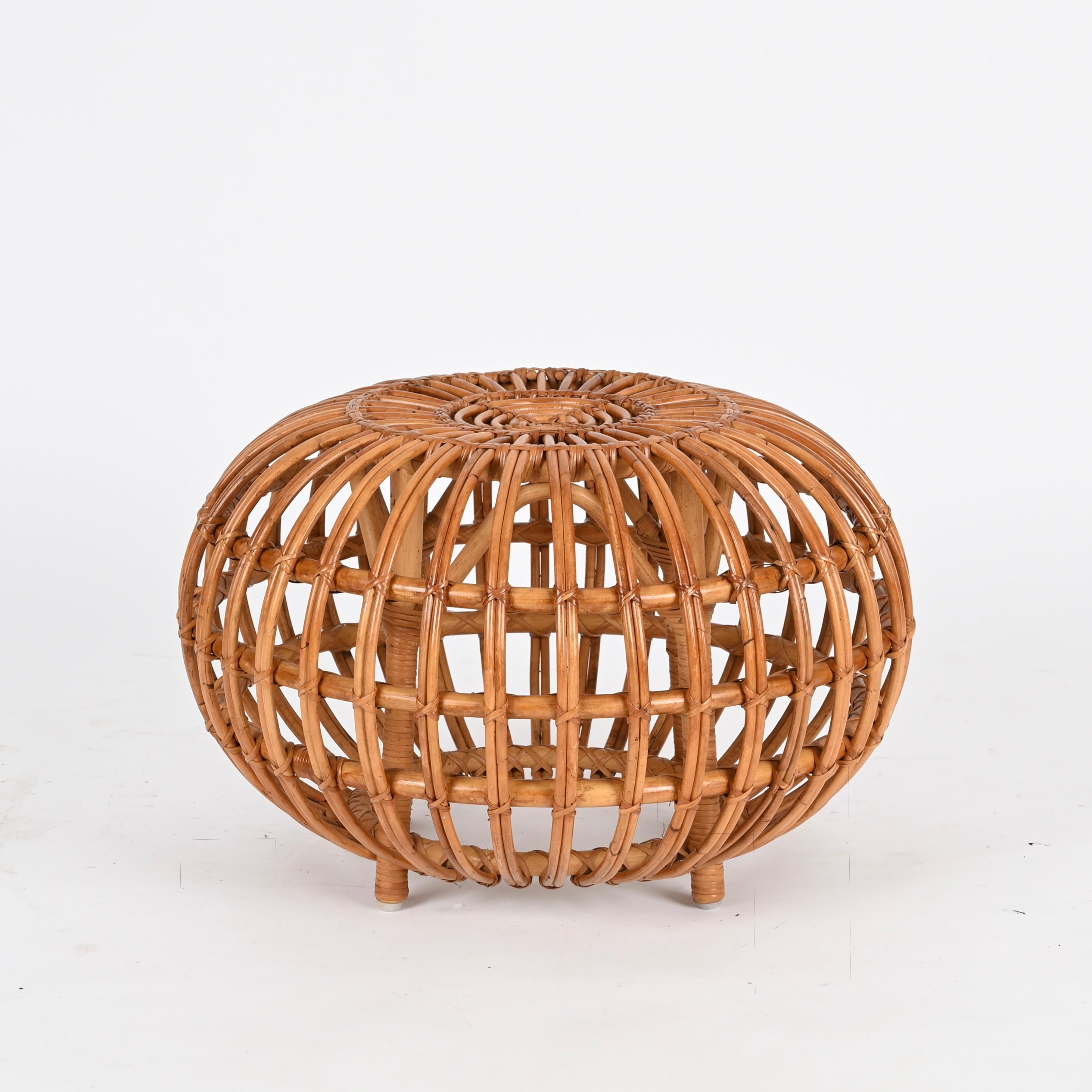 Espectacular puf de la Riviera francesa de mediados de siglo, de ratán curvado, bambú y mimbre tejido a mano, diseñado por Franco Albini y fabricado en Italia durante la década de 1960.  

El puf está en condiciones fabulosas, totalmente hecho a