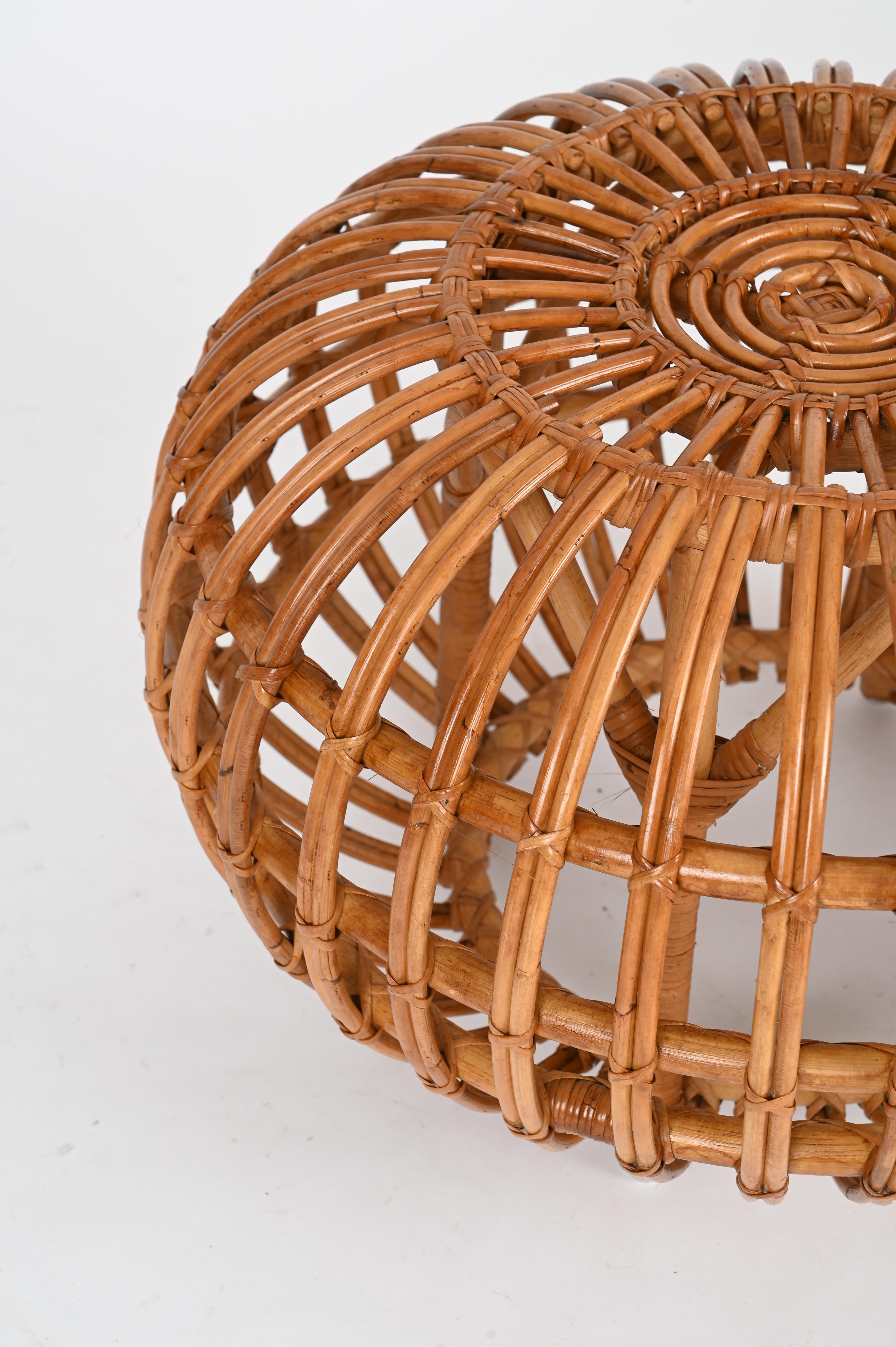 Franco Albini Taburete puf de ratán curvado, bambú y mimbre, Italia Años 60 Italiano en venta