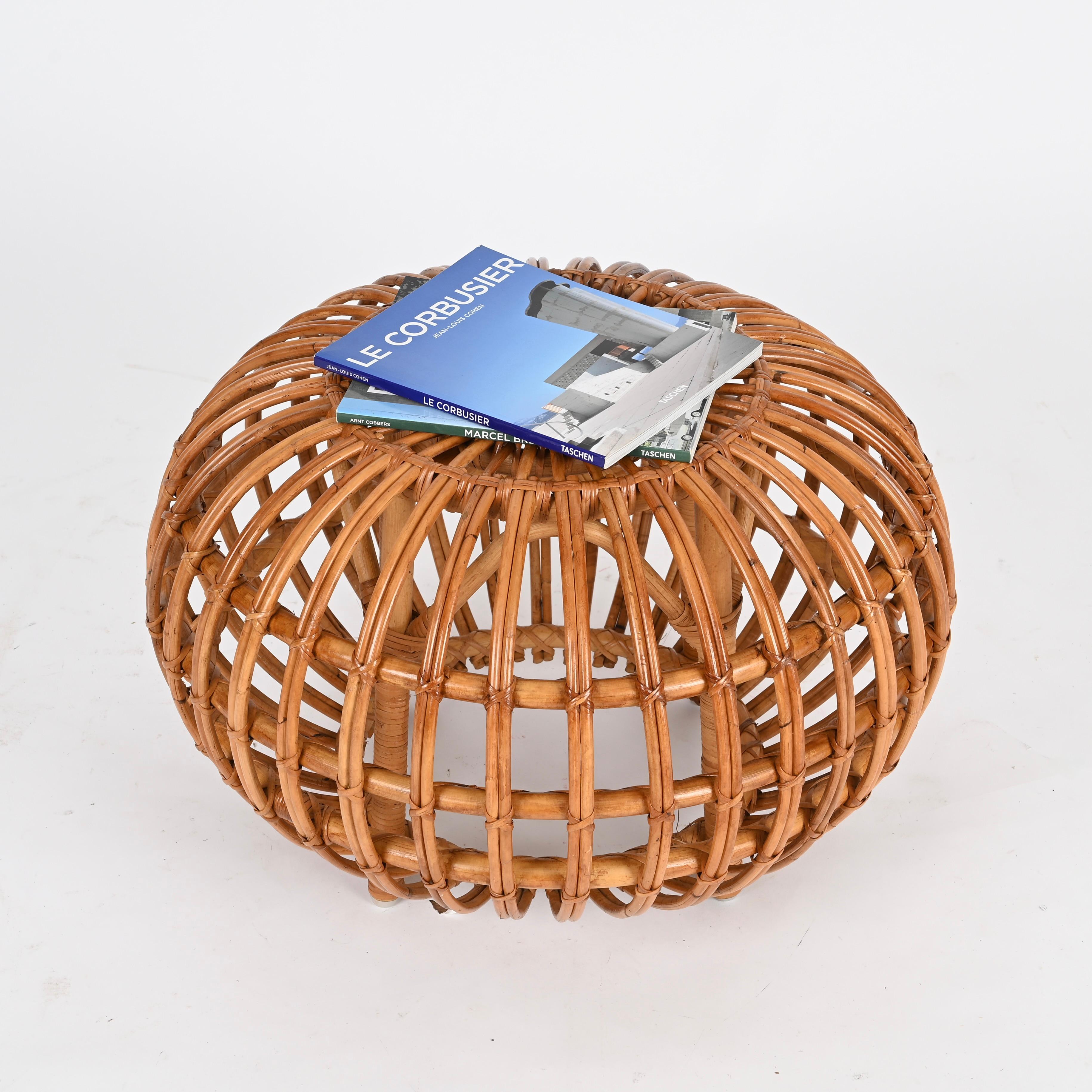 Franco Albini Taburete puf de ratán curvado, bambú y mimbre, Italia Años 60 siglo XX en venta