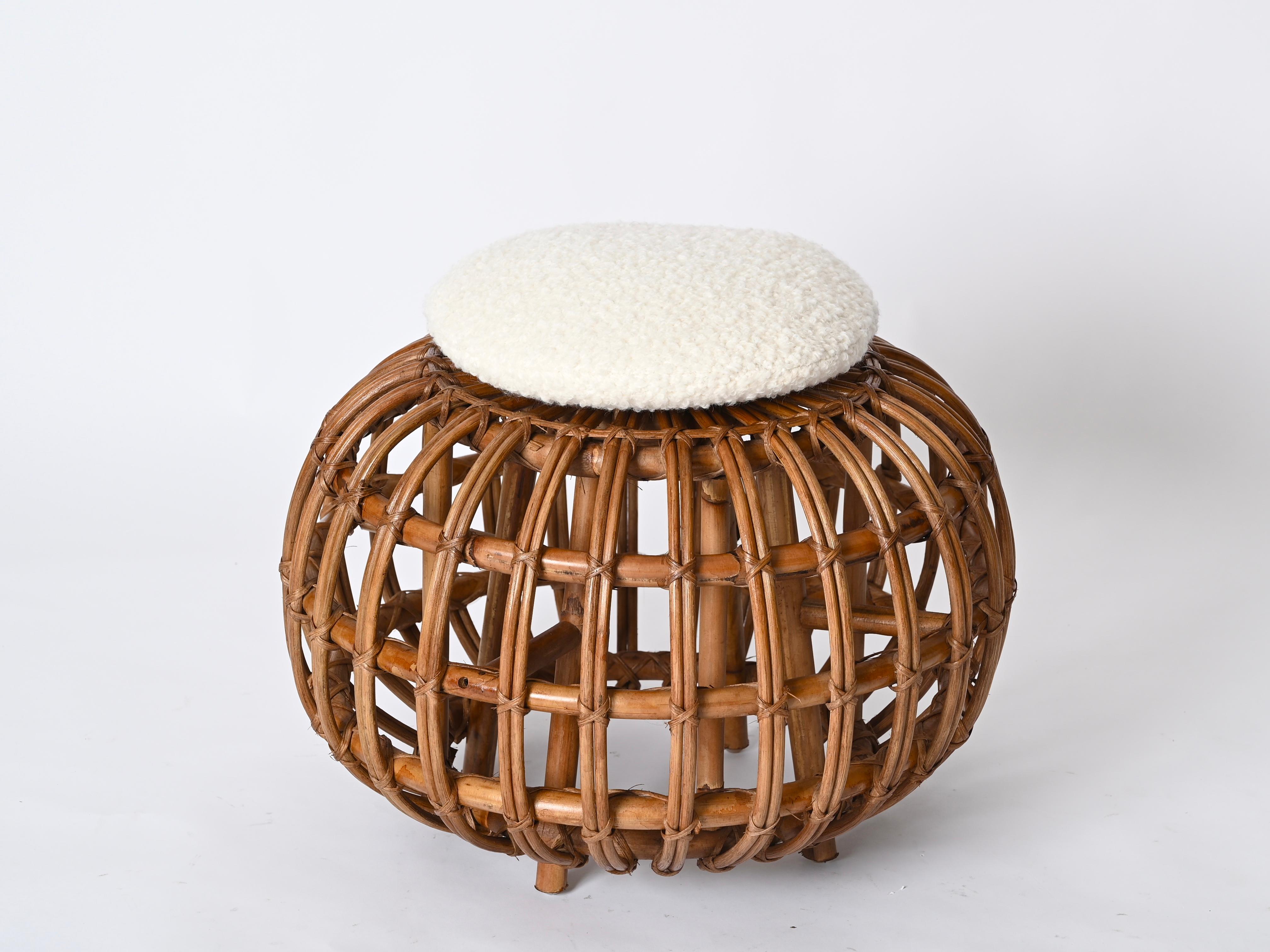 Spectaculaire pouf Mid-Century French Riviera en rotin courbé, bambou et osier tressé à la main, conçu par Franco Albini et fabriqué en Italie dans les années 1960.  

Le pouf est dans des conditions étonnantes, entièrement fait à la main avec des
