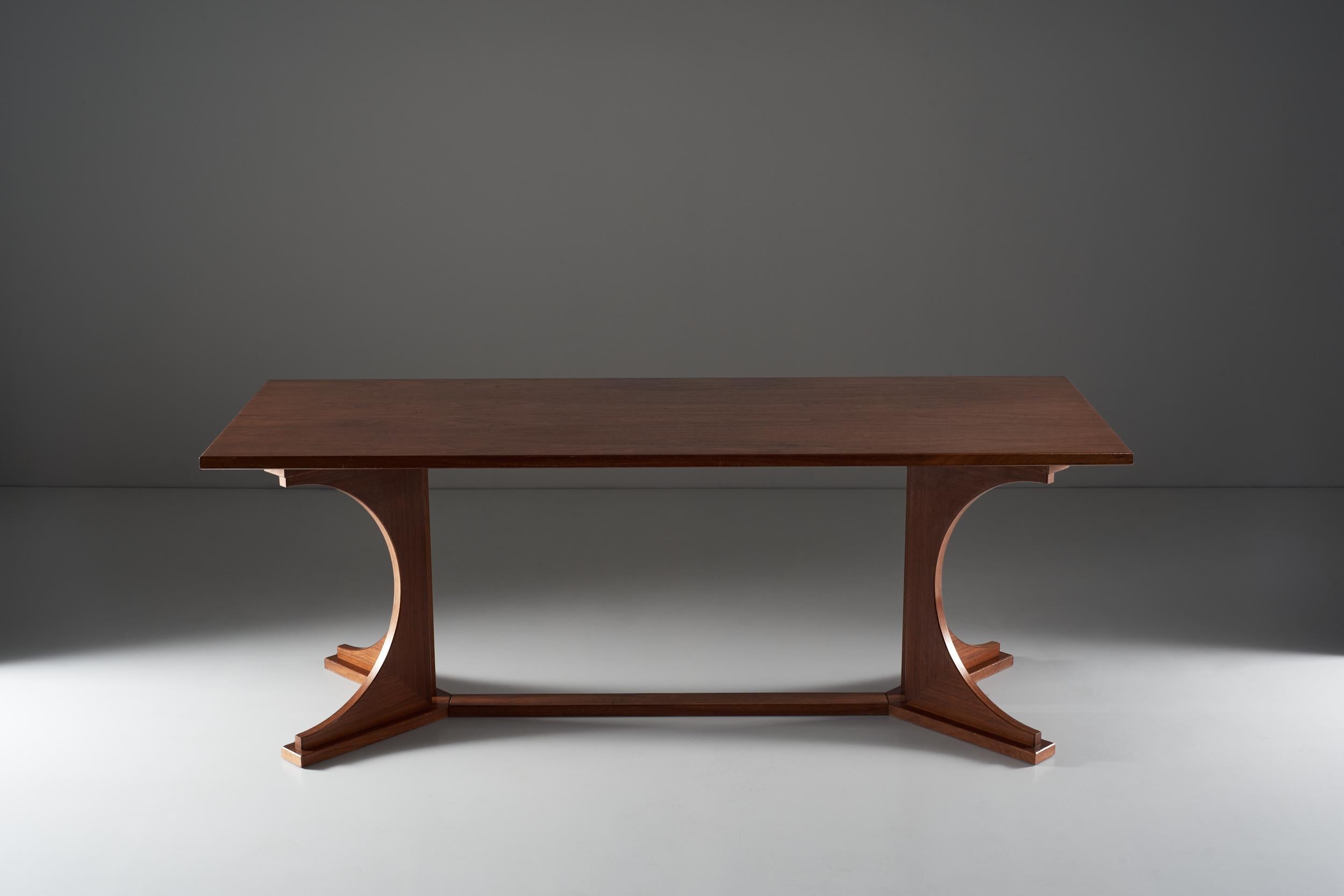 The table designed by Albini has unique aesthetic linguistic variations, the shape of the rectangular top is precise and proportioned to the support. The central rectangle in the intermezzo between top and support defines Albini's symmetrical