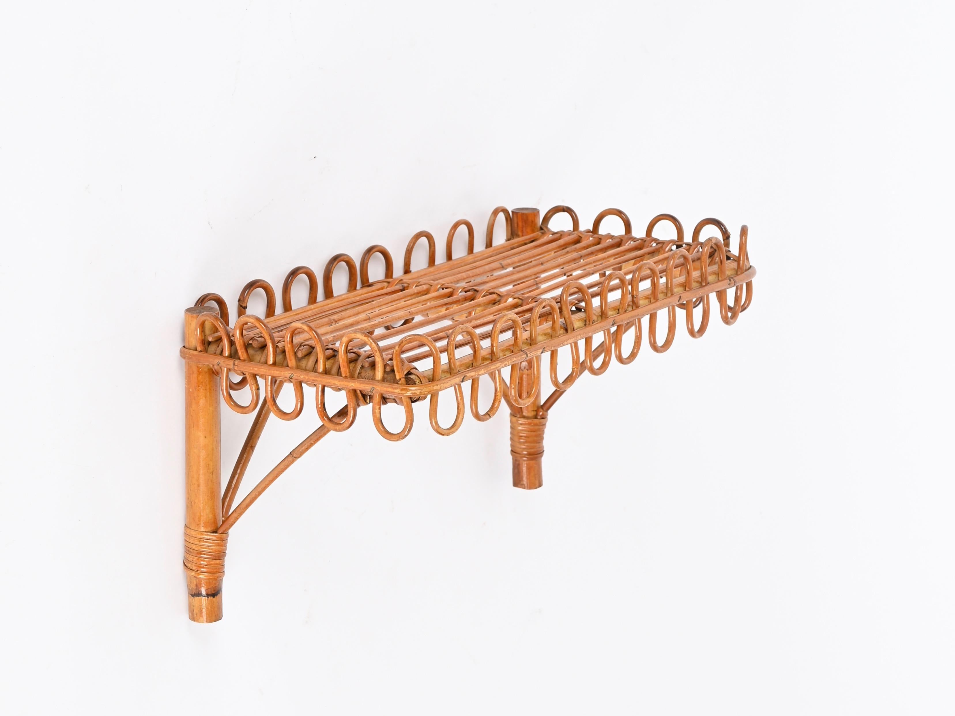 Splendida mensola da parete rettangolare di metà secolo in rattan curvo, bambù e vimini intrecciato a mano.  Questa graziosa mensola in stile Costa Azzurra è stata disegnata da Franco Albini e prodotta in Italia negli anni Sessanta.

In condizioni