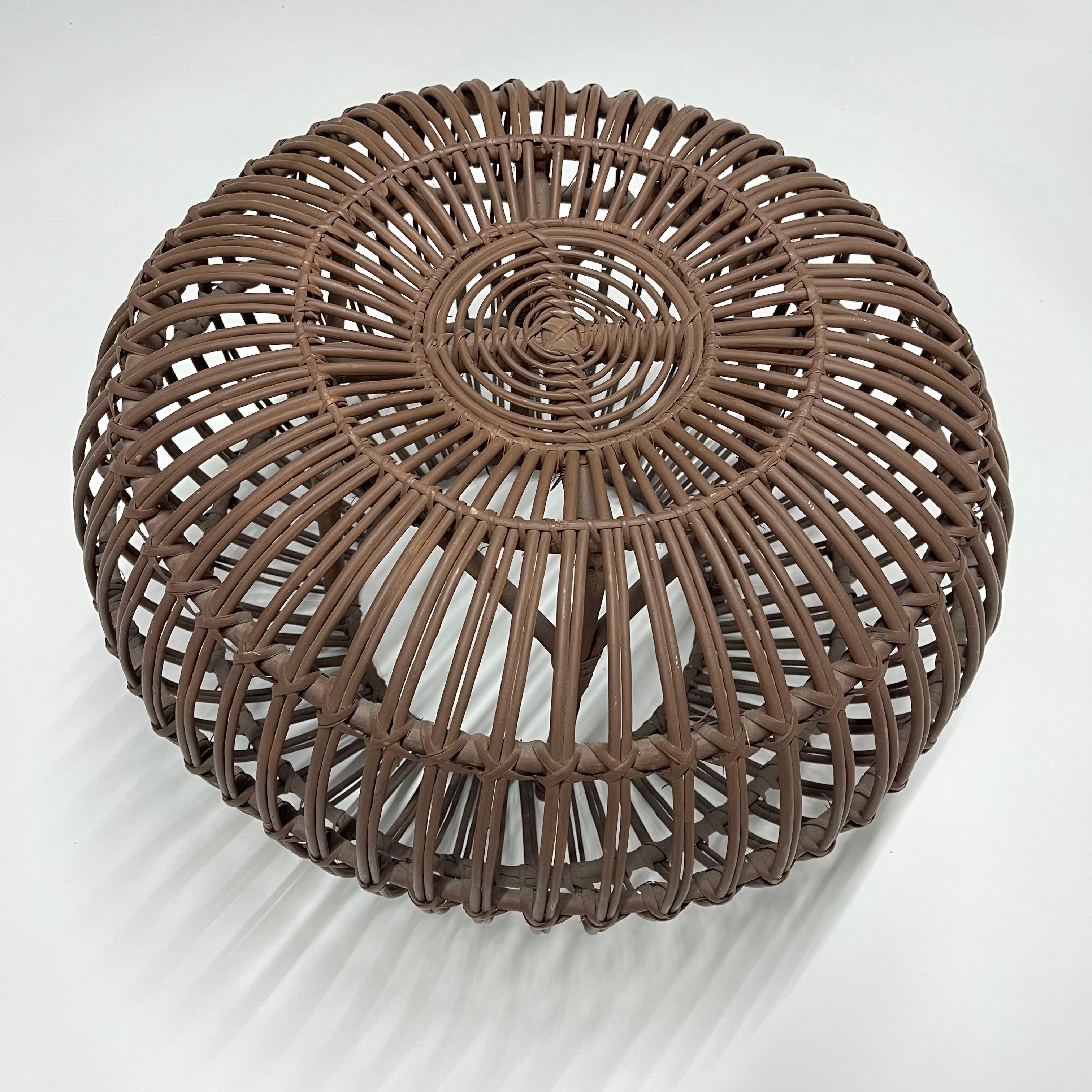 Fußhocker aus Rattan, Ottomane oder Hocker im Stil von Ico Parisi, ca. 1960er Jahre (Moderne der Mitte des Jahrhunderts) im Angebot