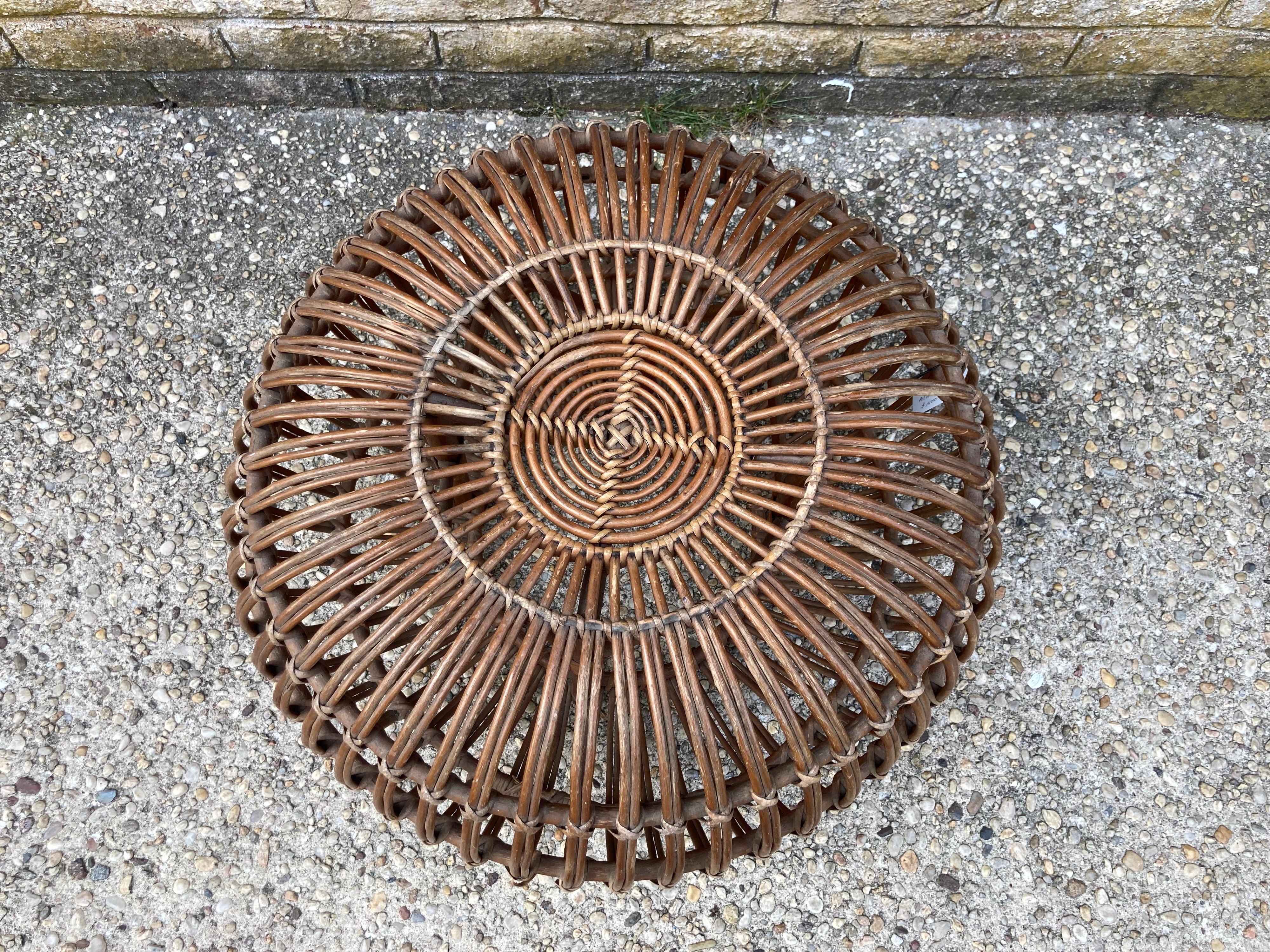 Pouf / ottoman en rotin tressé Franco Albini... rotin tressé ouvert avec petits pieds...