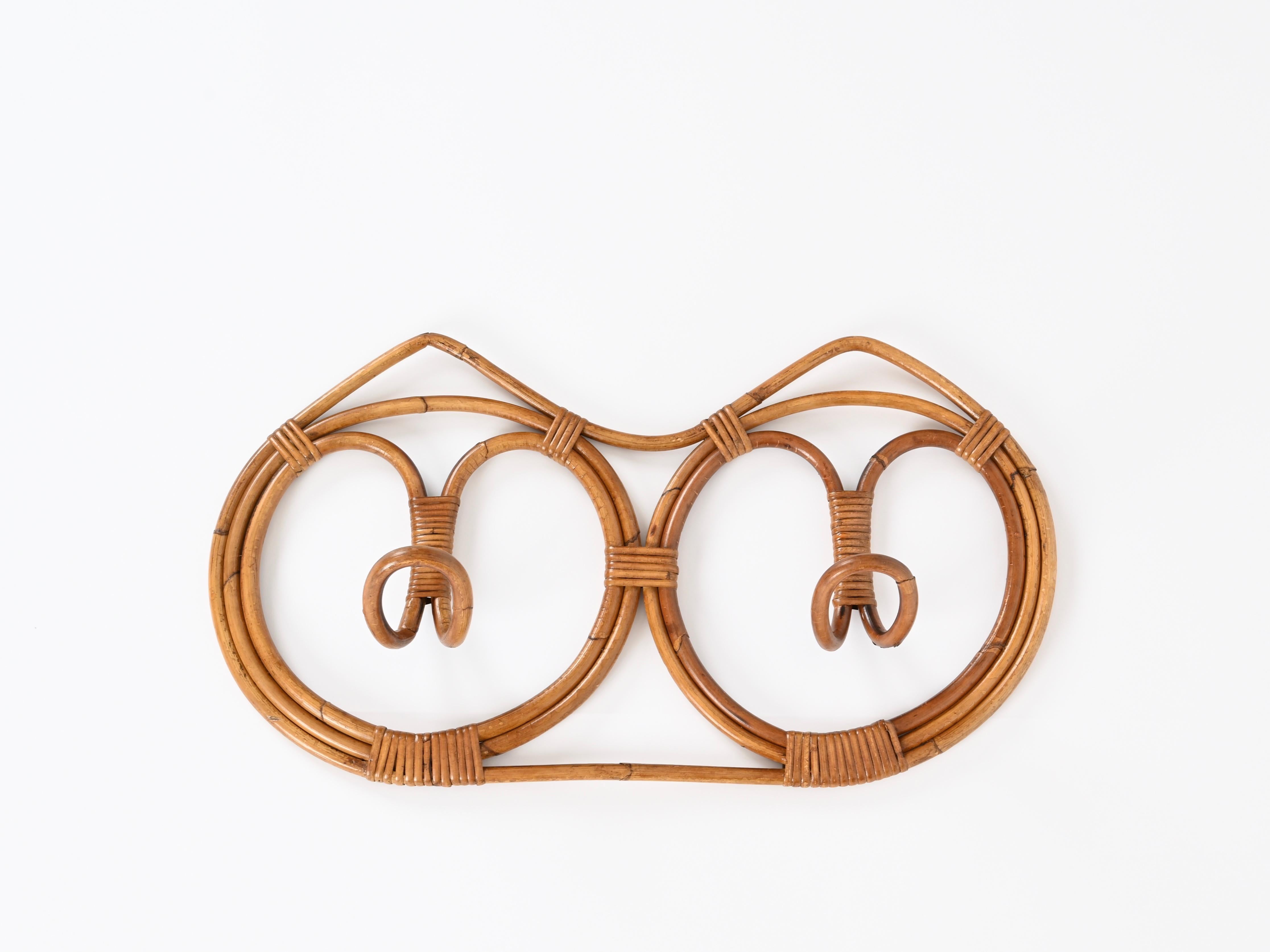 Spettacolare appendiabiti di metà secolo in rattan curvato e vimini intrecciato a mano. Questo elegante appendiabiti in stile Riviera Design è stato disegnato da Franco Albini and Franca Helg ed è stato prodotto in Italia negli anni Sessanta. 

In