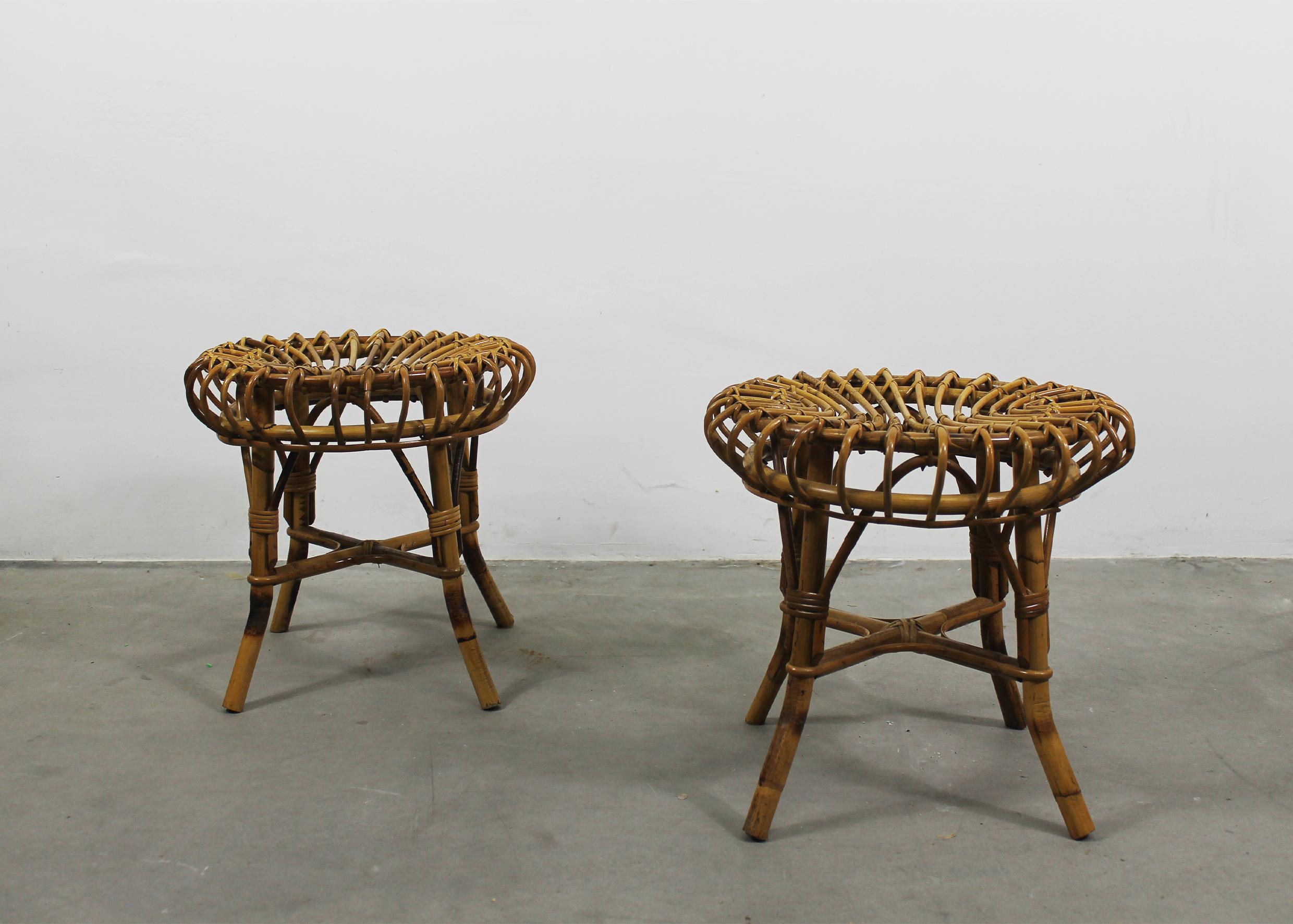 Mid-Century Modern Ensemble de deux tabourets en rotin et bambou de fabrication italienne Franco Albini des années 1960 en vente