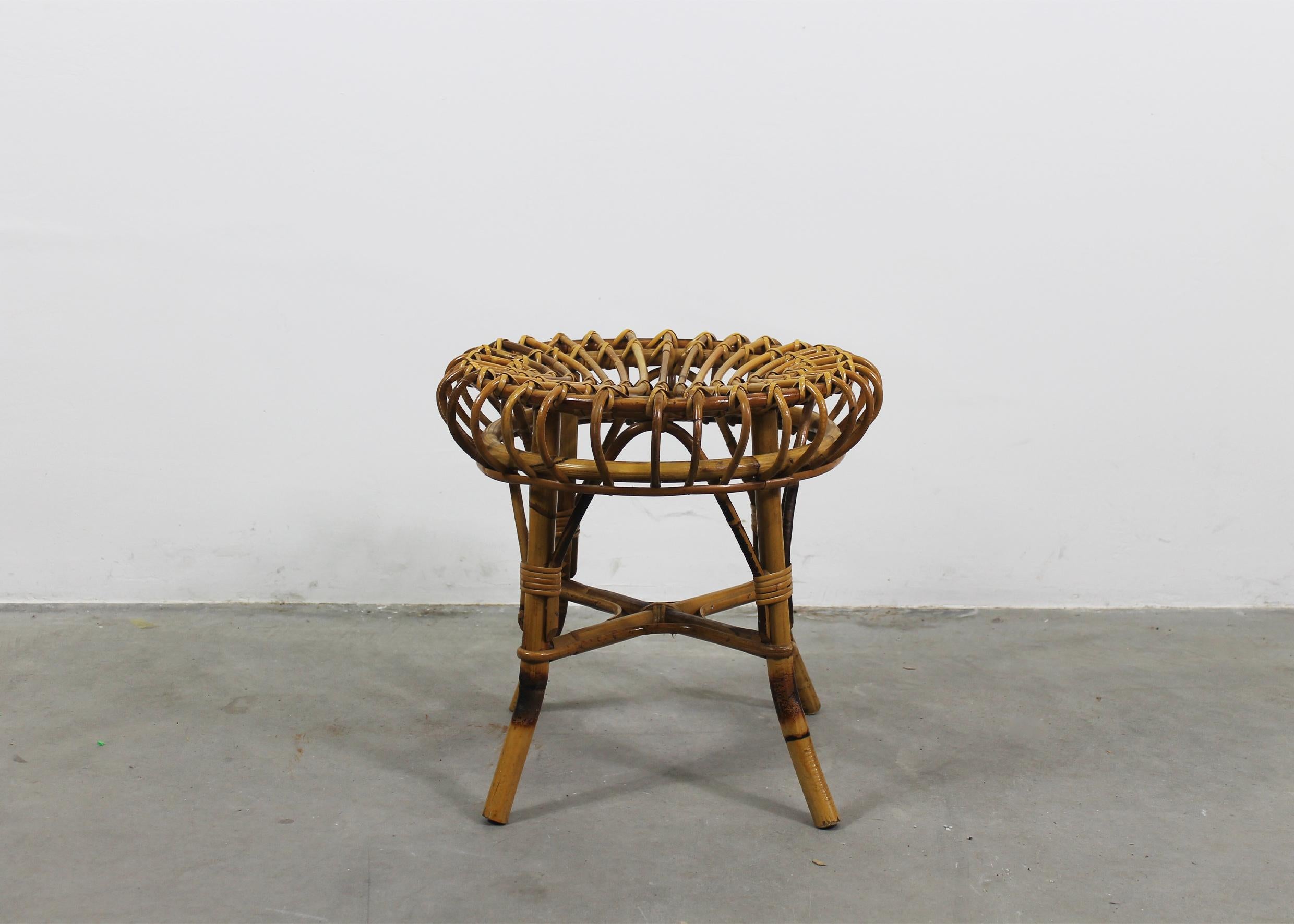 Tissage Ensemble de deux tabourets en rotin et bambou de fabrication italienne Franco Albini des années 1960 en vente