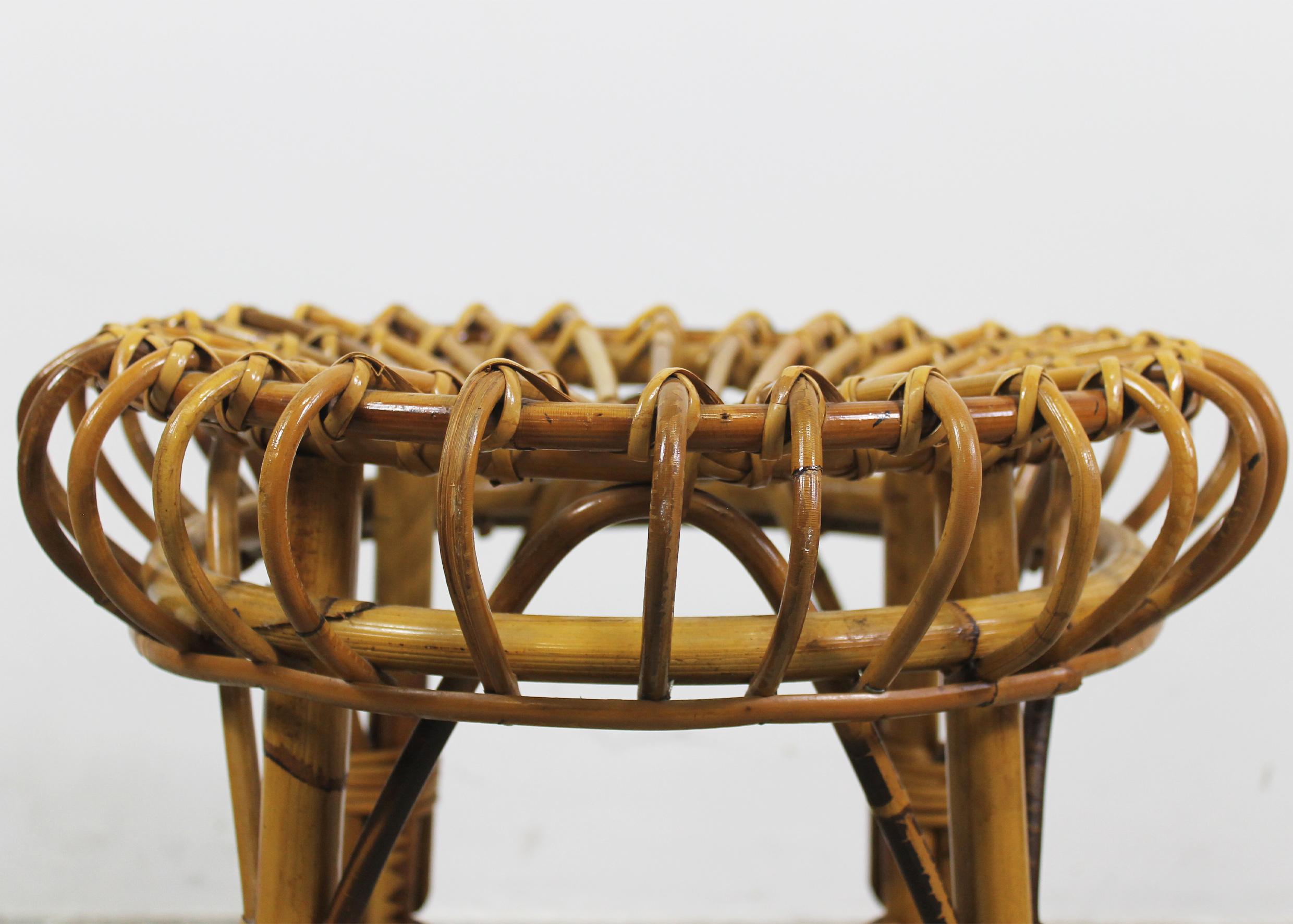 Bambou Ensemble de deux tabourets en rotin et bambou de fabrication italienne Franco Albini des années 1960 en vente