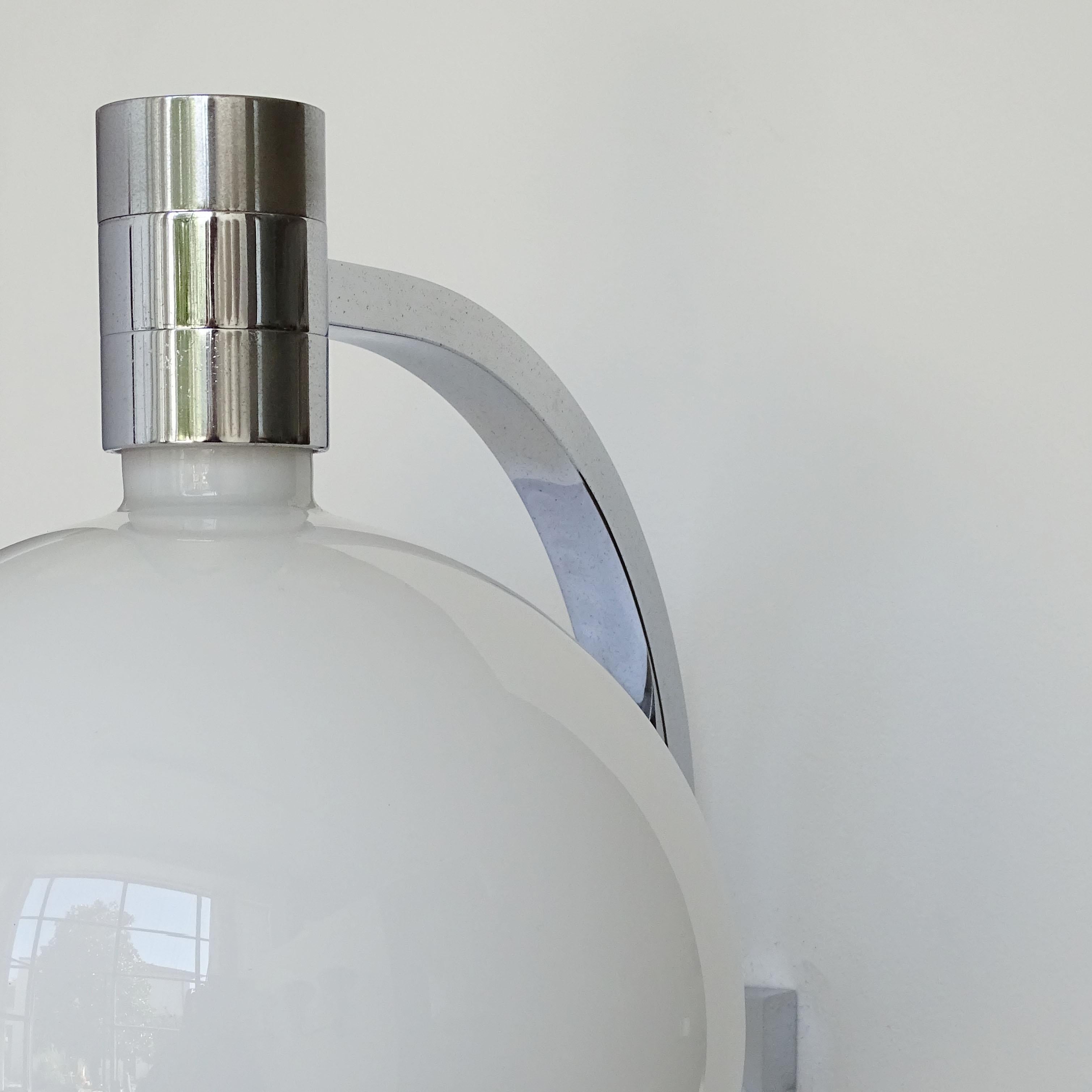 italien Lampe murale unique en chrome et verre opalin de Franco Albini pour Sirrah, Italie, 1968 en vente