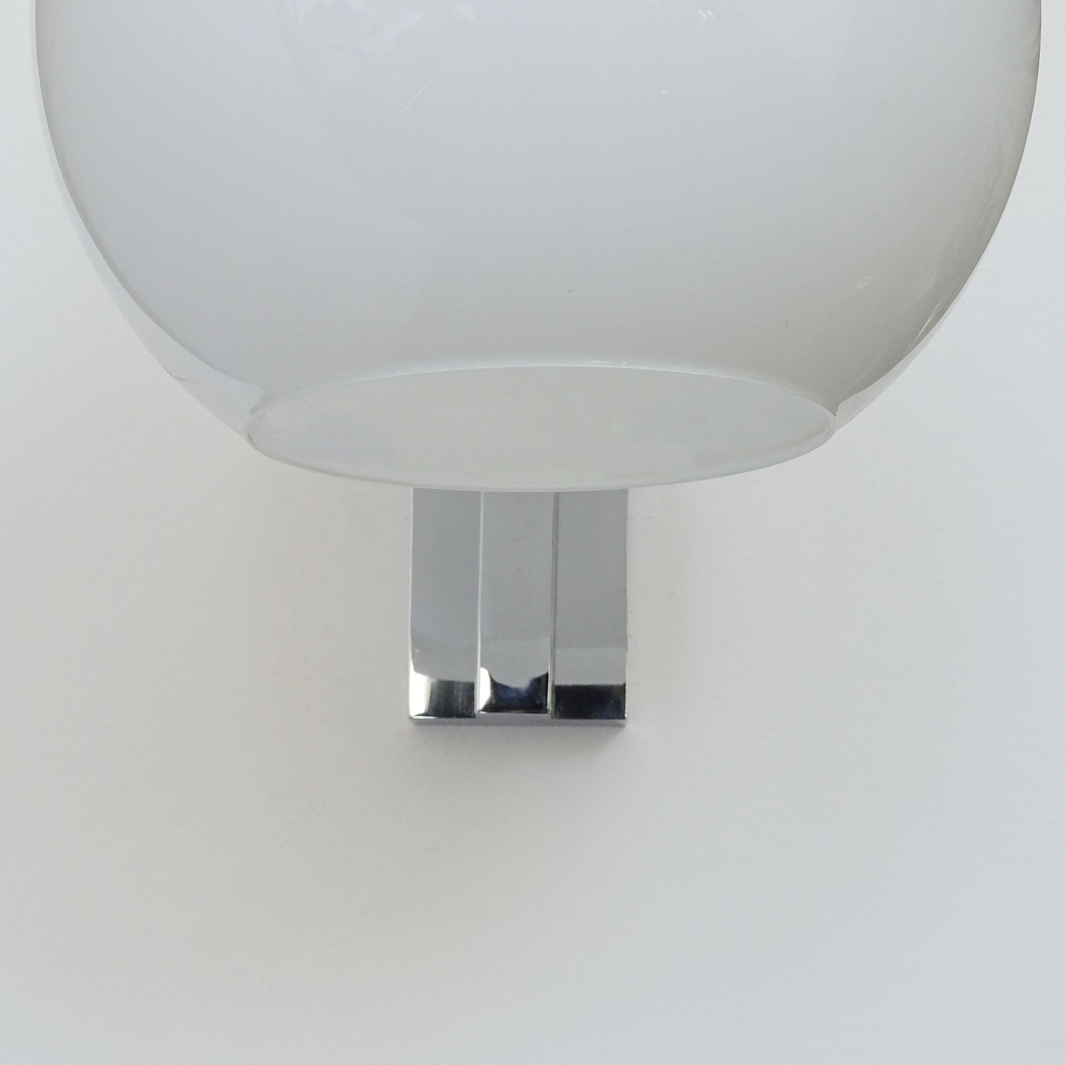 Lampe murale unique en chrome et verre opalin de Franco Albini pour Sirrah, Italie, 1968 Bon état - En vente à Milan, IT