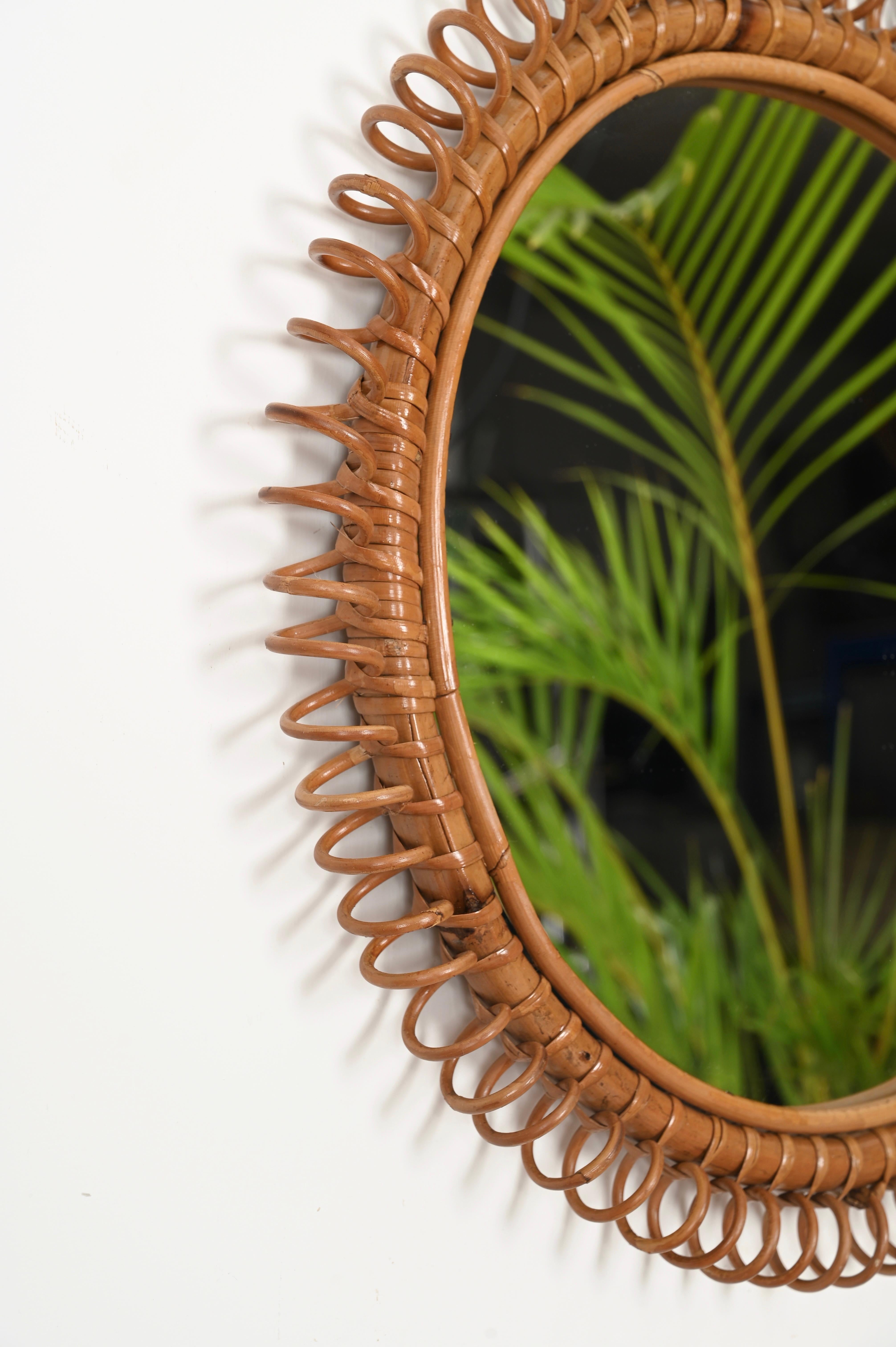 Specchio rotondo con catena in rattan e bambù 