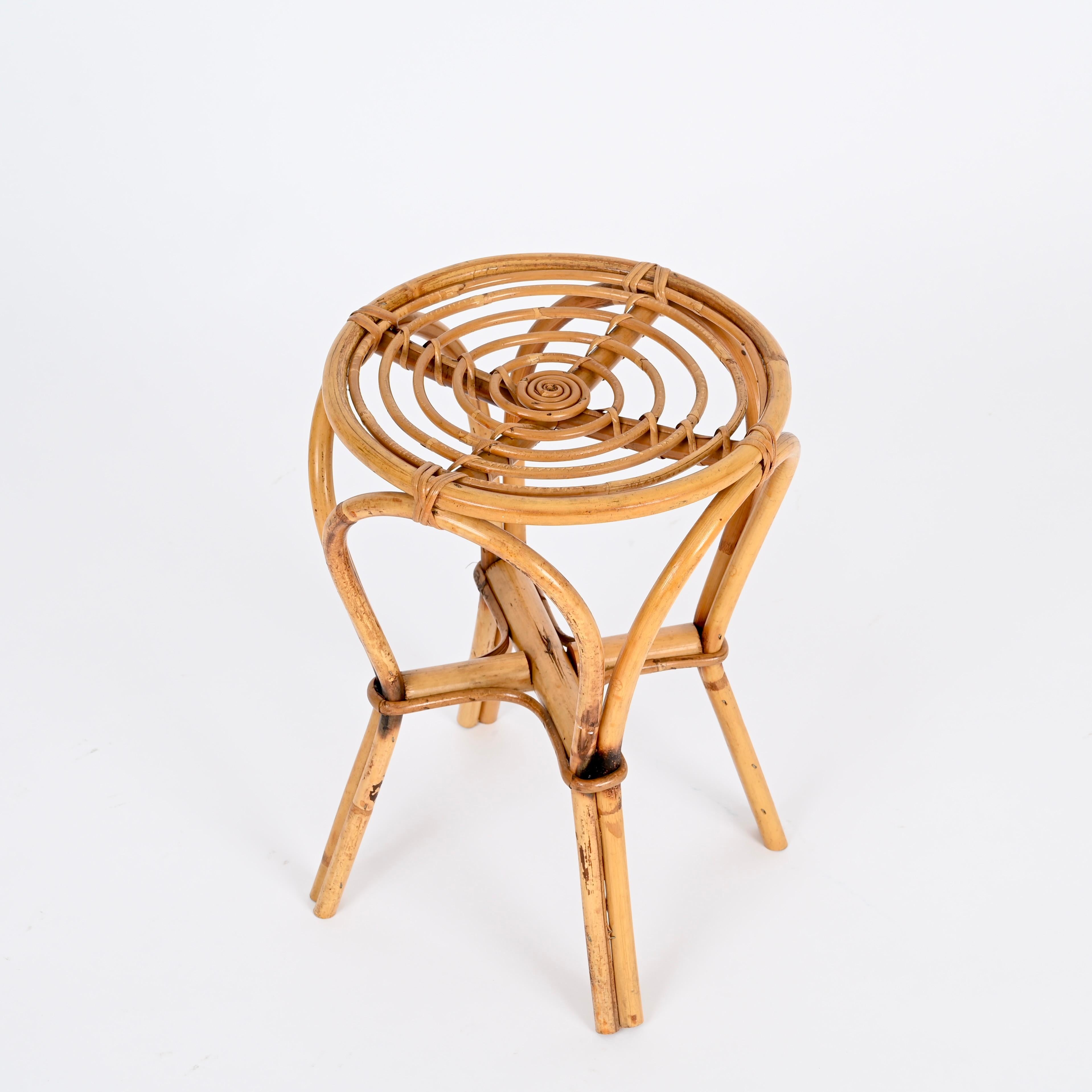 Maravilloso taburete redondo o mesa auxiliar de mediados de siglo, de bambú curvado y mimbre de ratán tejido a mano. Este precioso taburete orgánico se fabricó en Italia en los años sesenta y fue diseñado por la maestría de Franco Albini.

En