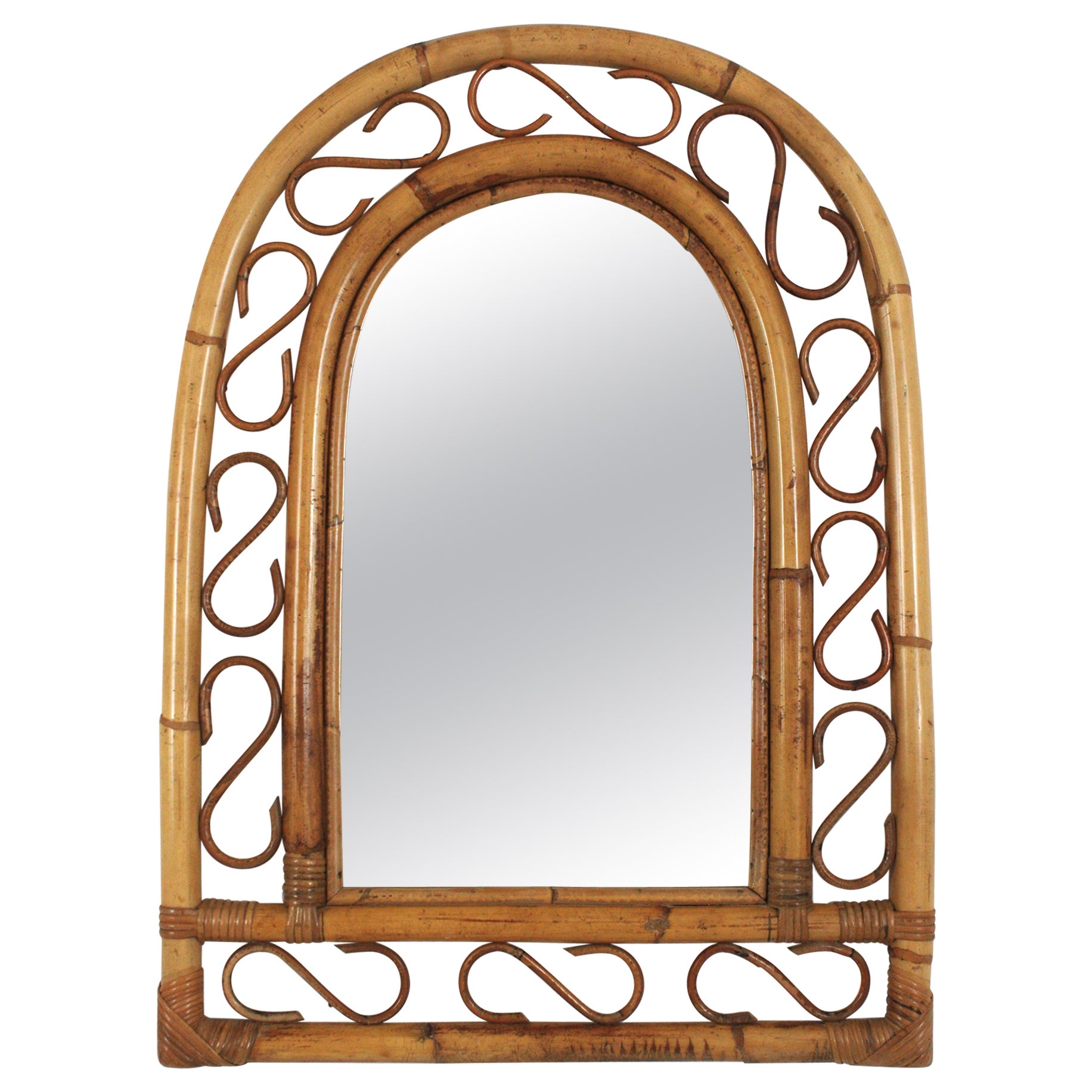 Espejo de pared de ratán de bambú estilo Franco Albini con tapa arqueada