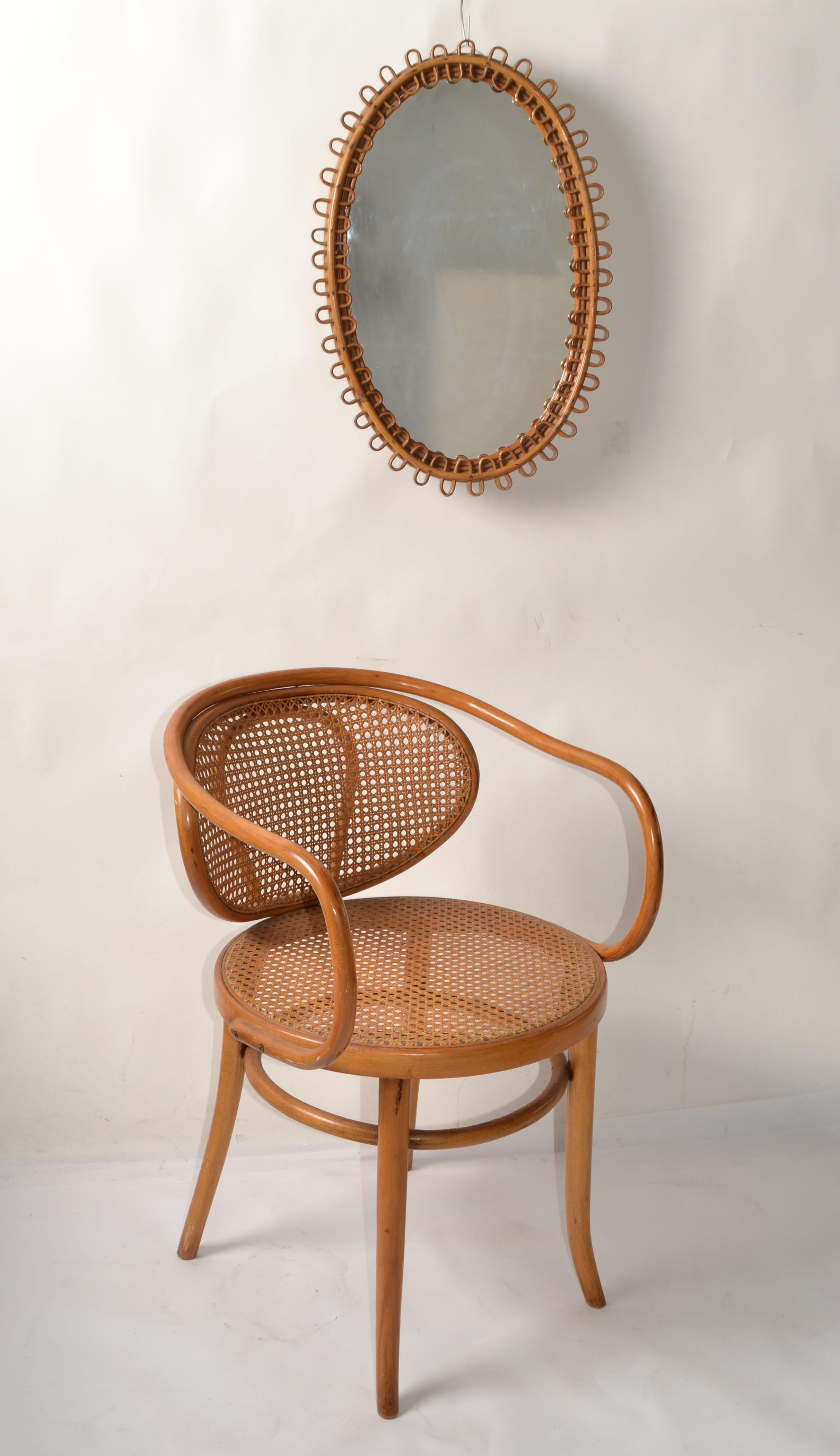 Italiano Specchio da parete ovale ovale in bambù bruciato in stile Franco Albini, realizzato a mano. in vendita