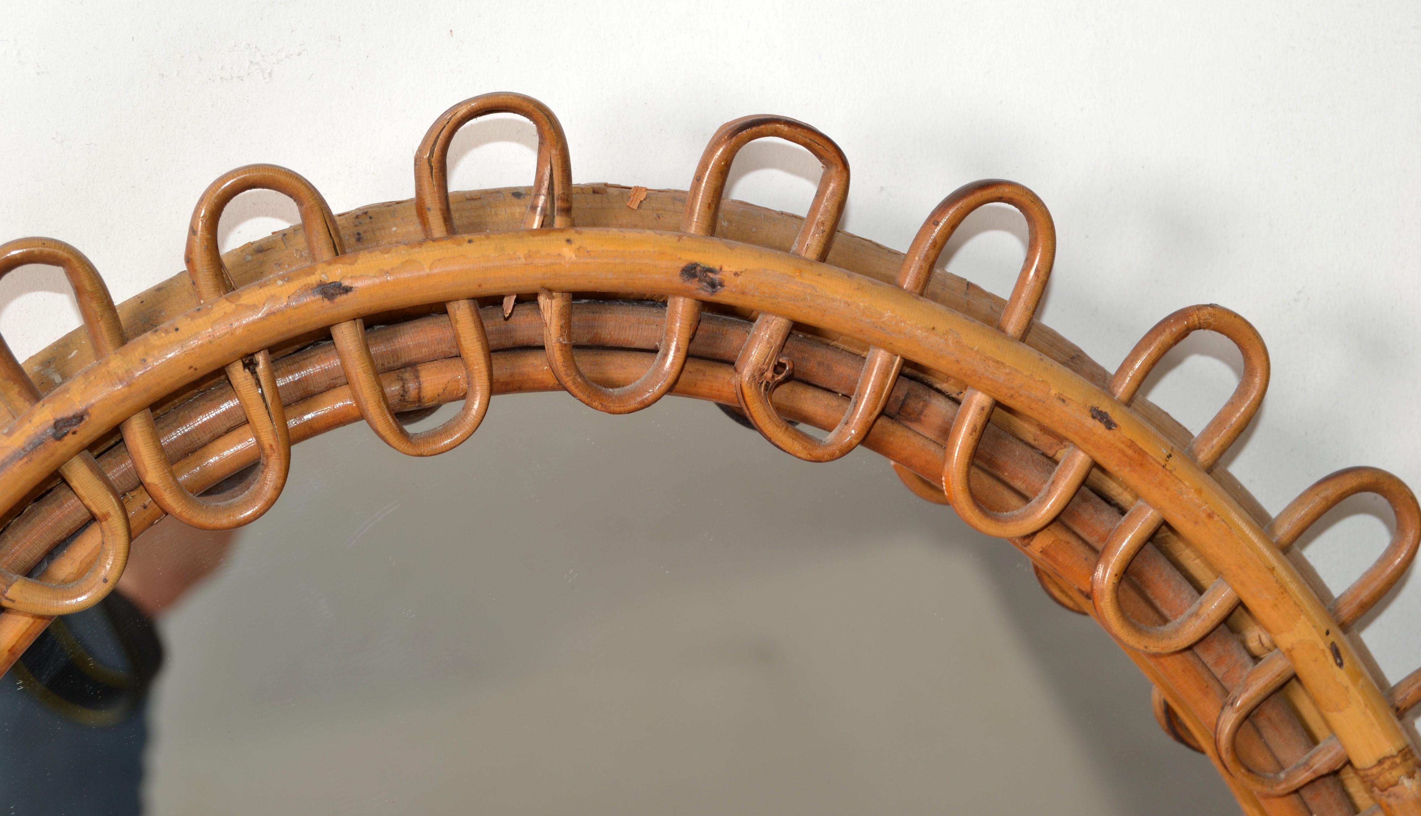 Fatto a mano Specchio da parete ovale ovale in bambù bruciato in stile Franco Albini, realizzato a mano. in vendita
