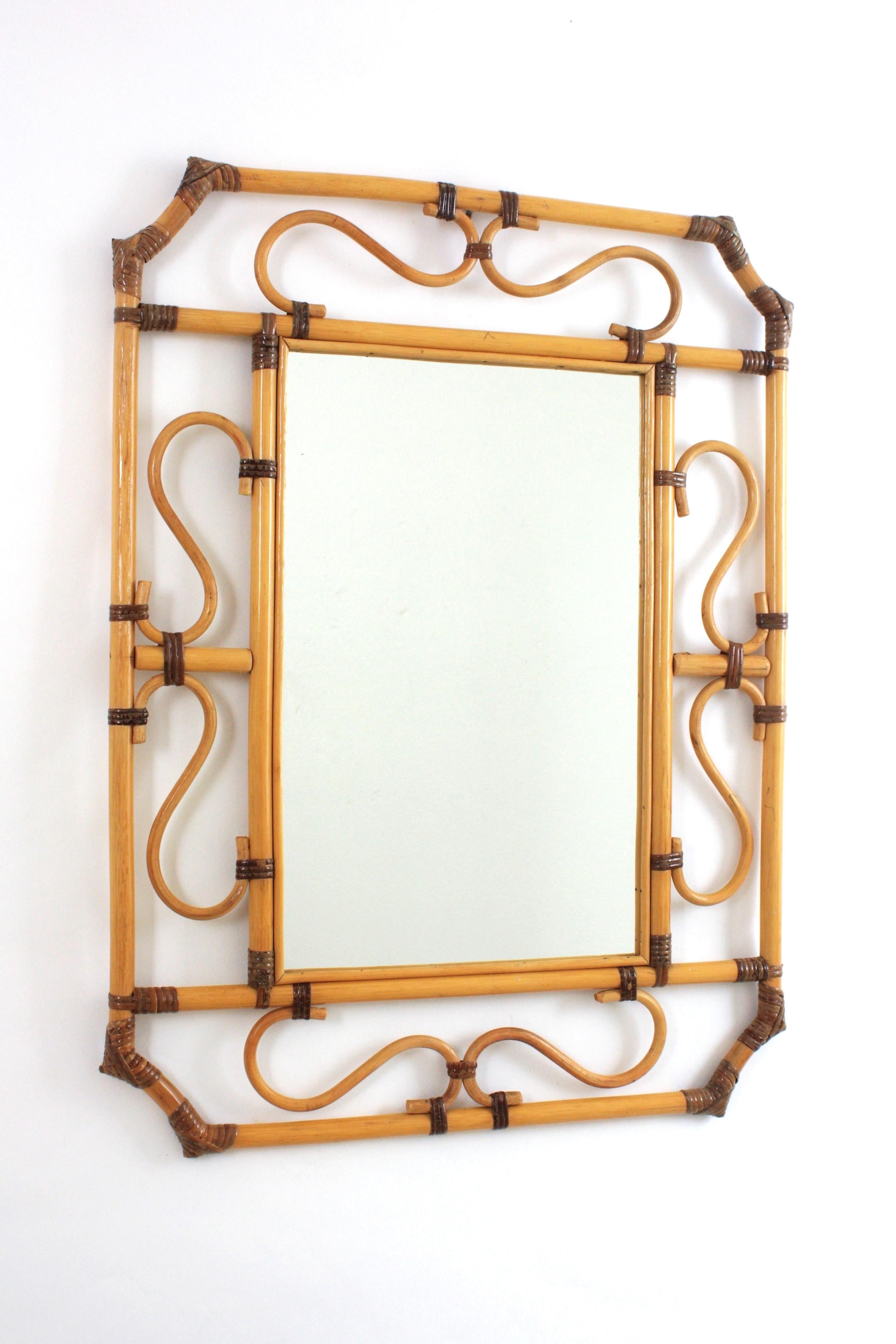 Wandspiegel aus Rattan, Franco Albini Style. Italien, 1960er Jahre.
Eine achteckige  Rahmen mit verschnörkelten dekorativen Details, die ein zentrales rechteckiges Glas umgeben.
Dieses Stück versprüht den Geschmack der italienischen Riviera und