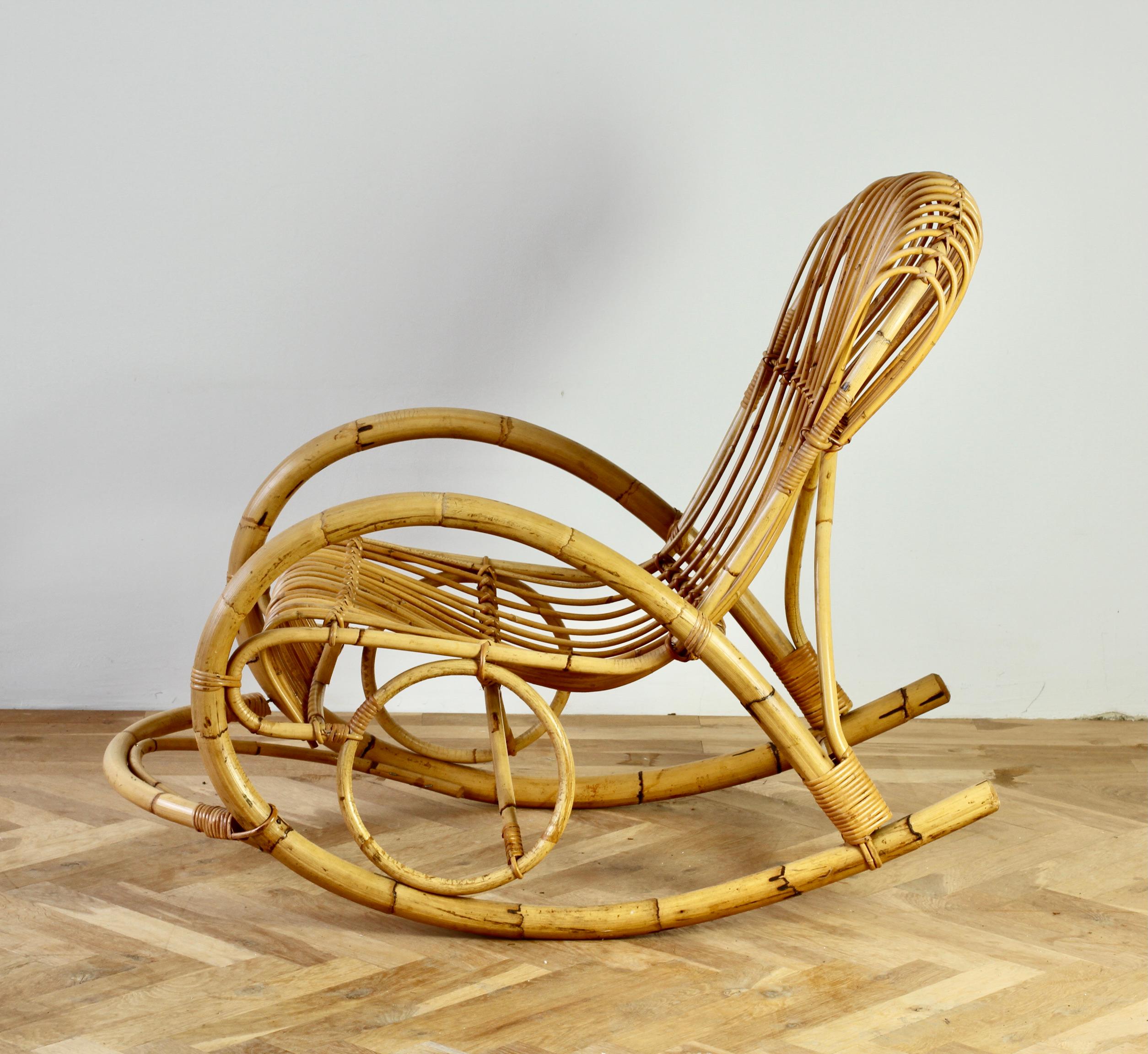 Mid-Century Modern Chaise longue à bascule en bambou courbé et rotin du milieu du siècle, style Franco Albini en vente