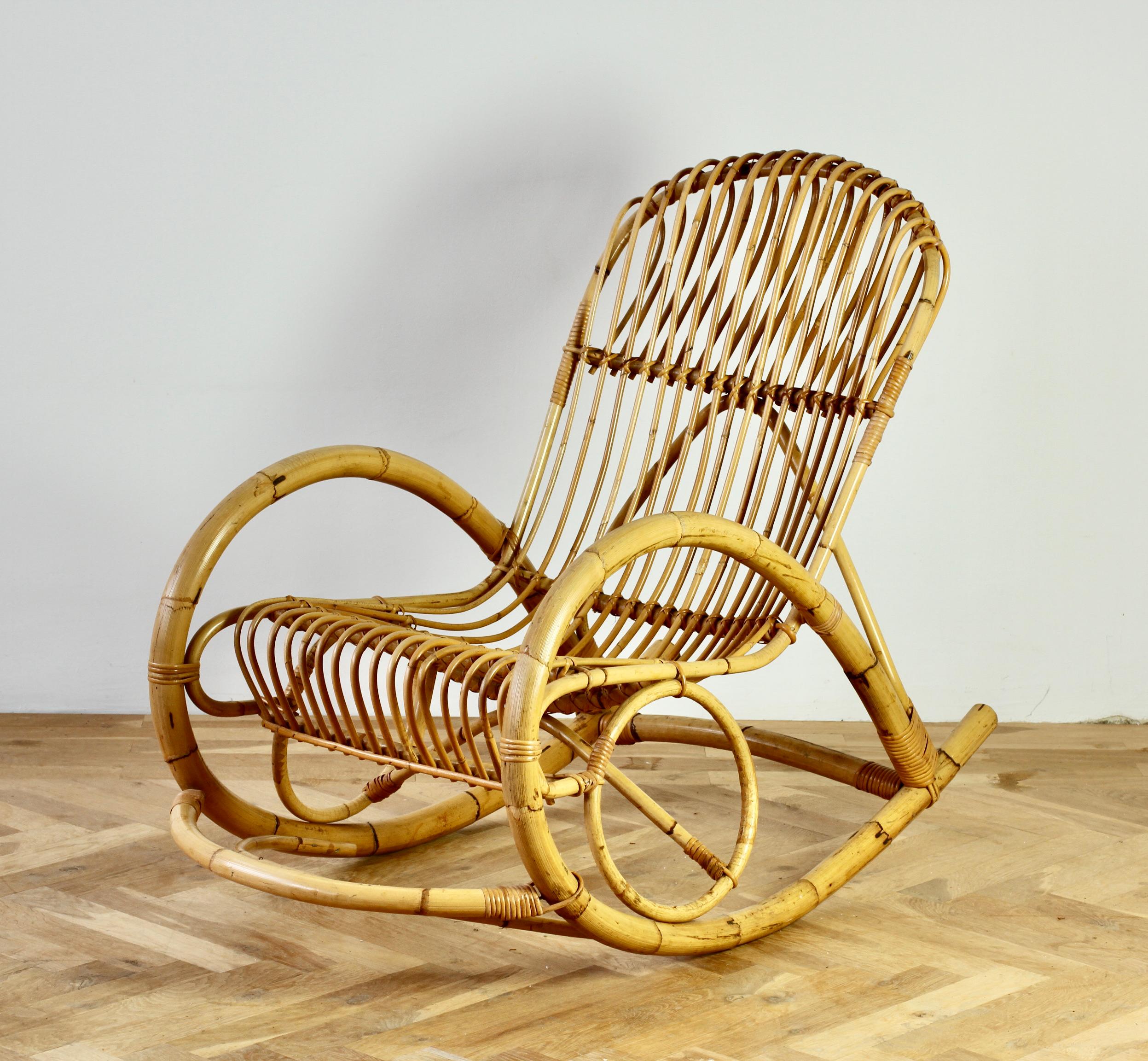 italien Chaise longue à bascule en bambou courbé et rotin du milieu du siècle, style Franco Albini en vente