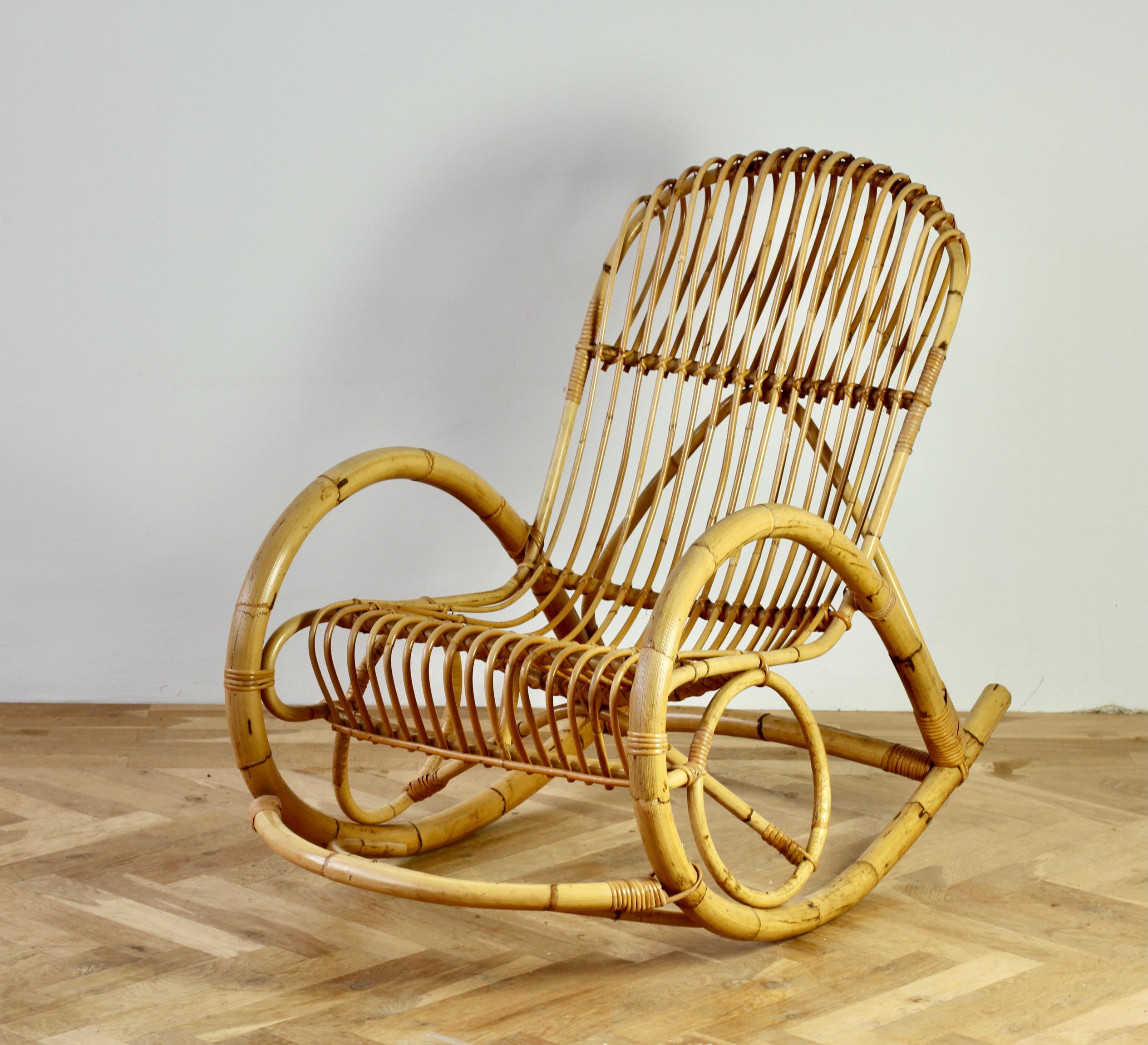 Bambou Chaise longue à bascule en bambou courbé et rotin du milieu du siècle, style Franco Albini en vente