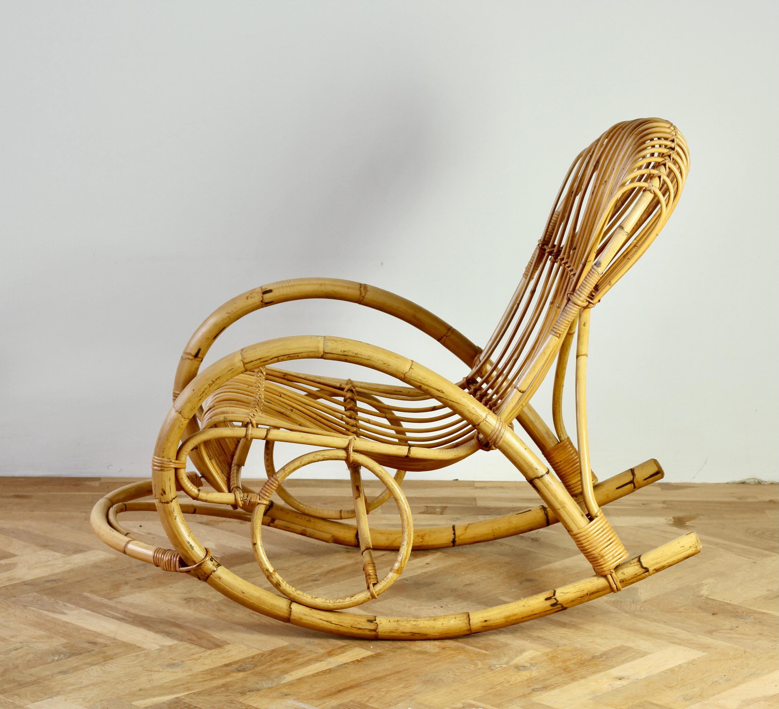 Chaise longue à bascule en bambou courbé et rotin du milieu du siècle, style Franco Albini en vente 1