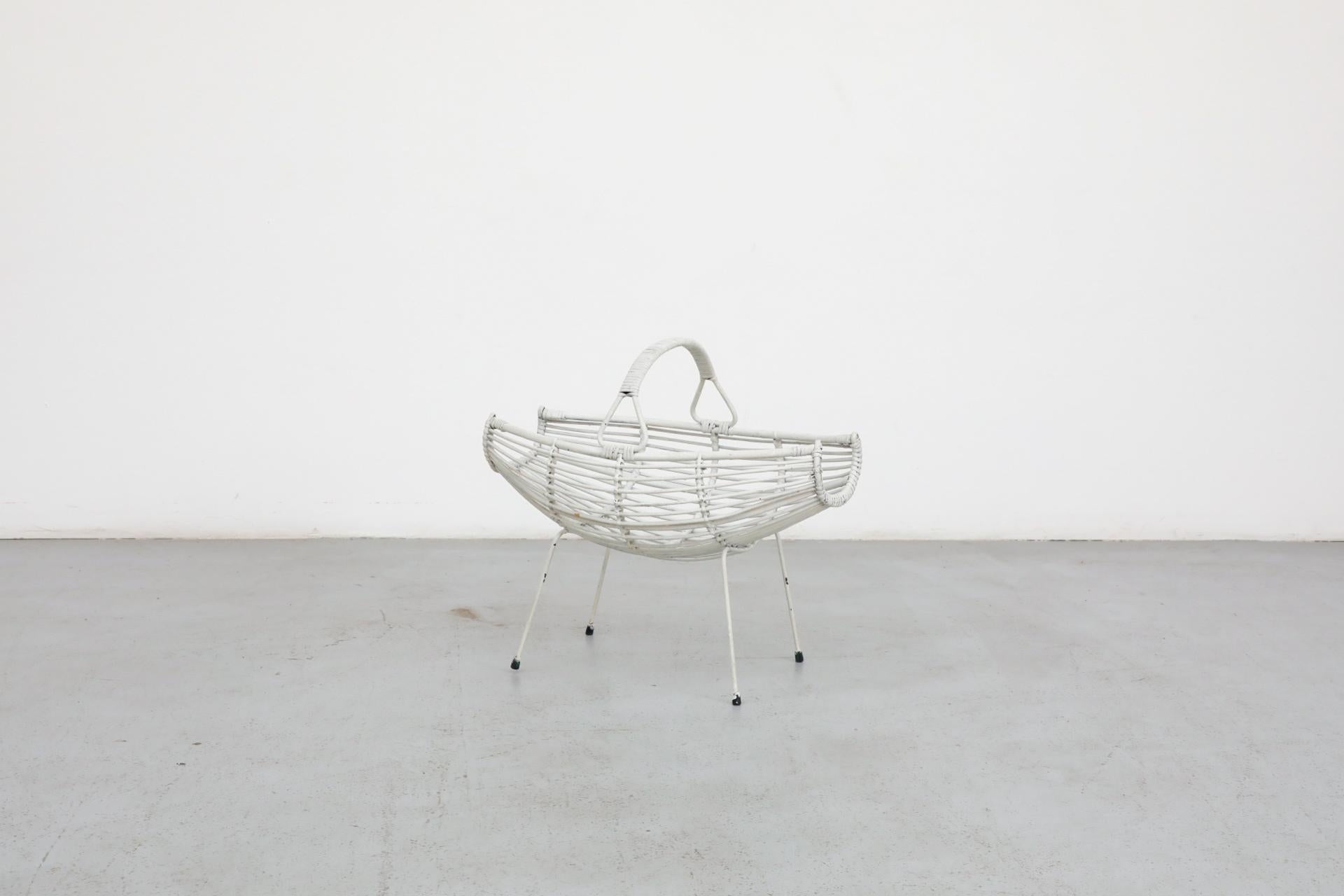 Franco Albini Stil Mid-Century blass grau über gemalt Bambus Korb (Moderne der Mitte des Jahrhunderts) im Angebot