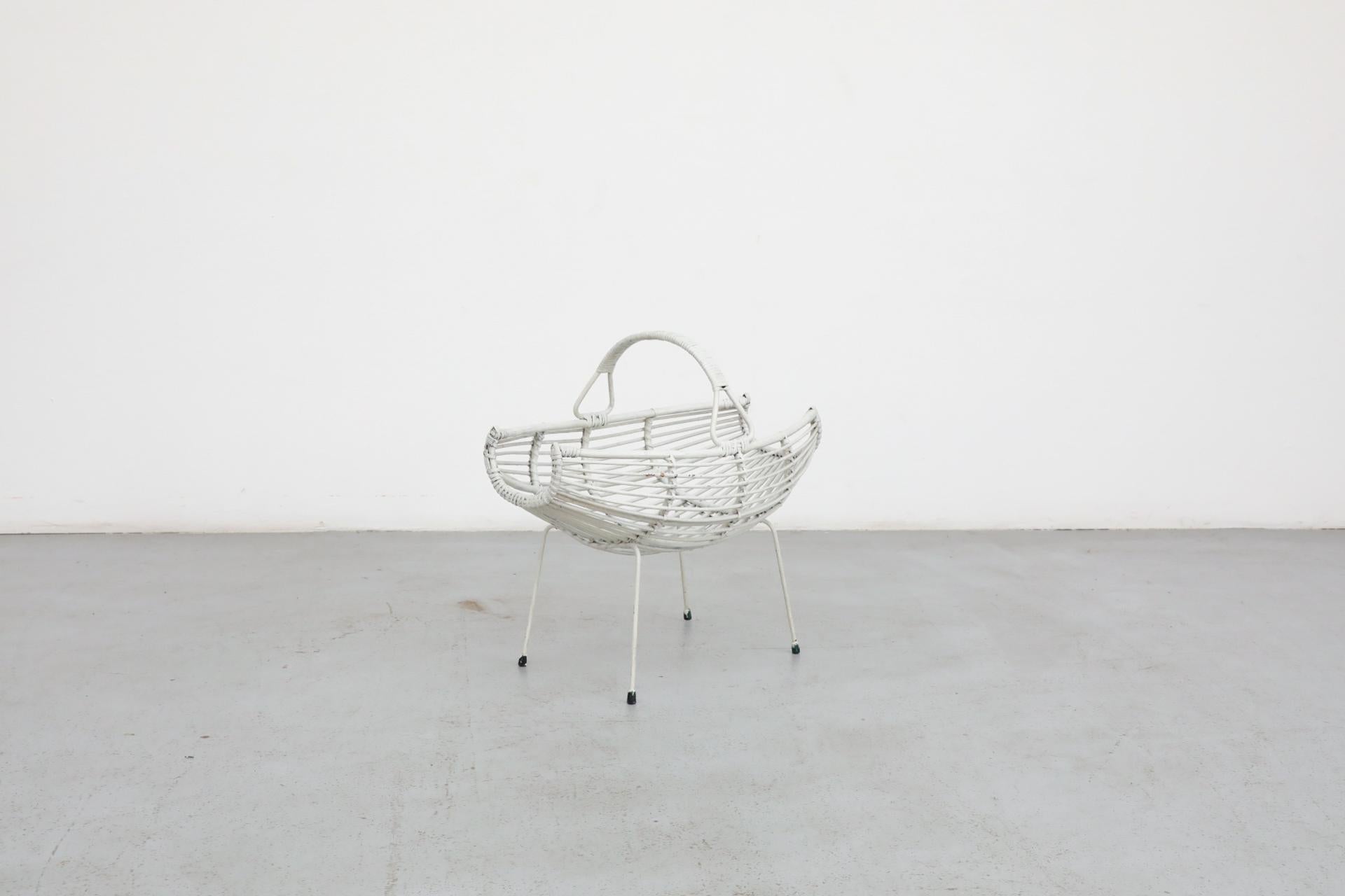 Franco Albini Stil Mid-Century blass grau über gemalt Bambus Korb (Gemalt) im Angebot