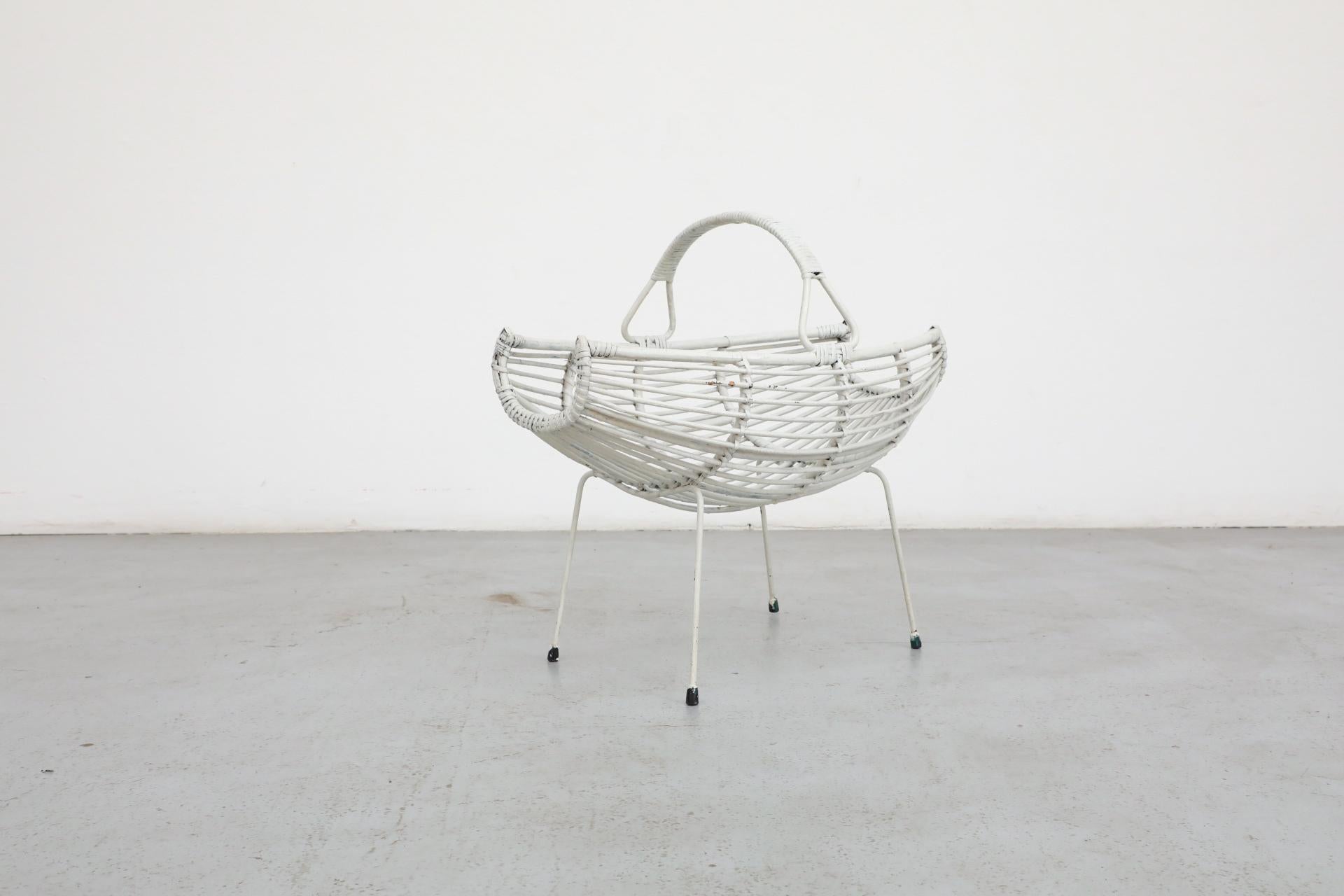 Franco Albini Stil Mid-Century blass grau über gemalt Bambus Korb (20. Jahrhundert) im Angebot