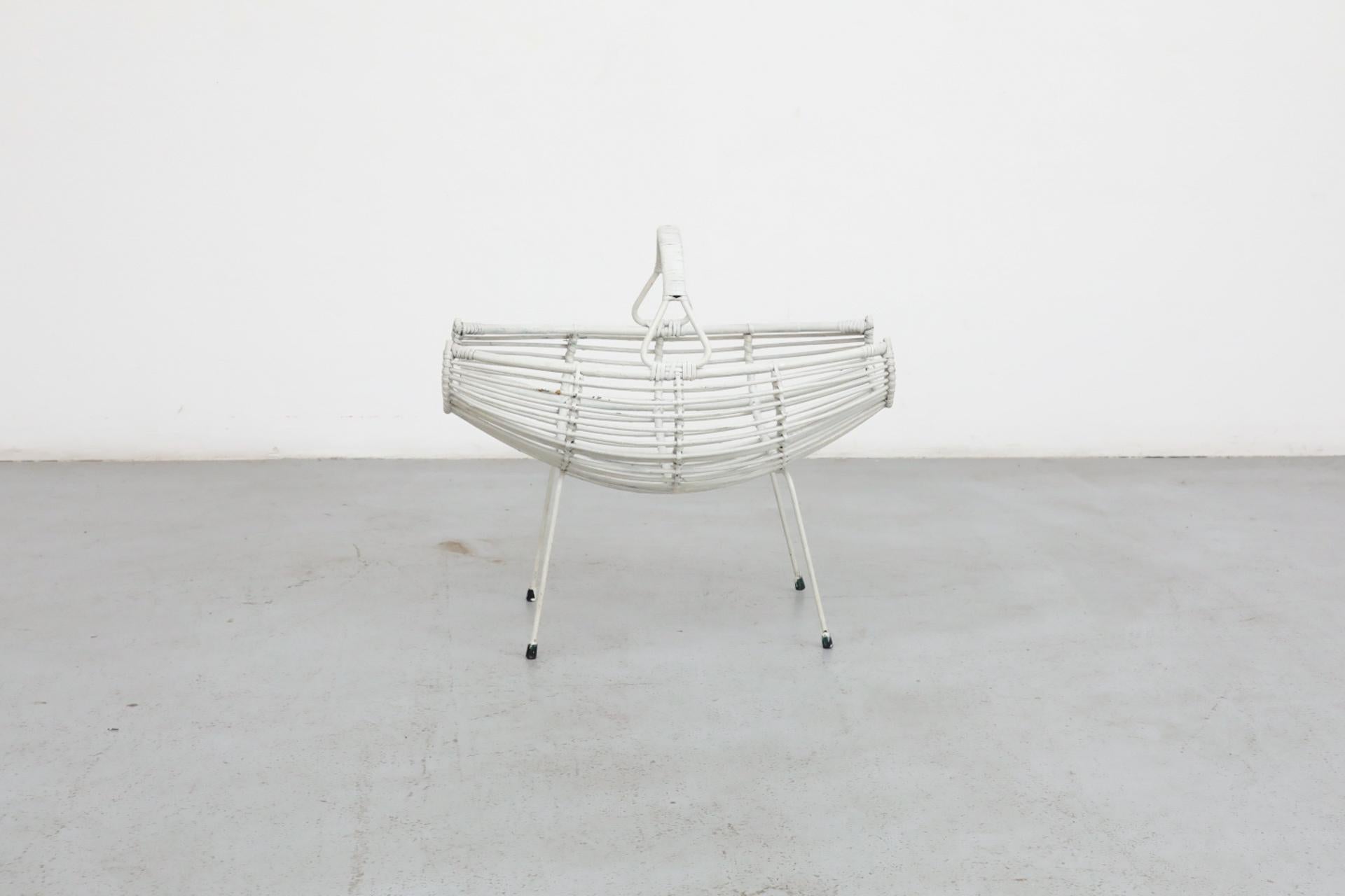 Franco Albini Stil Mid-Century blass grau über gemalt Bambus Korb im Angebot 1