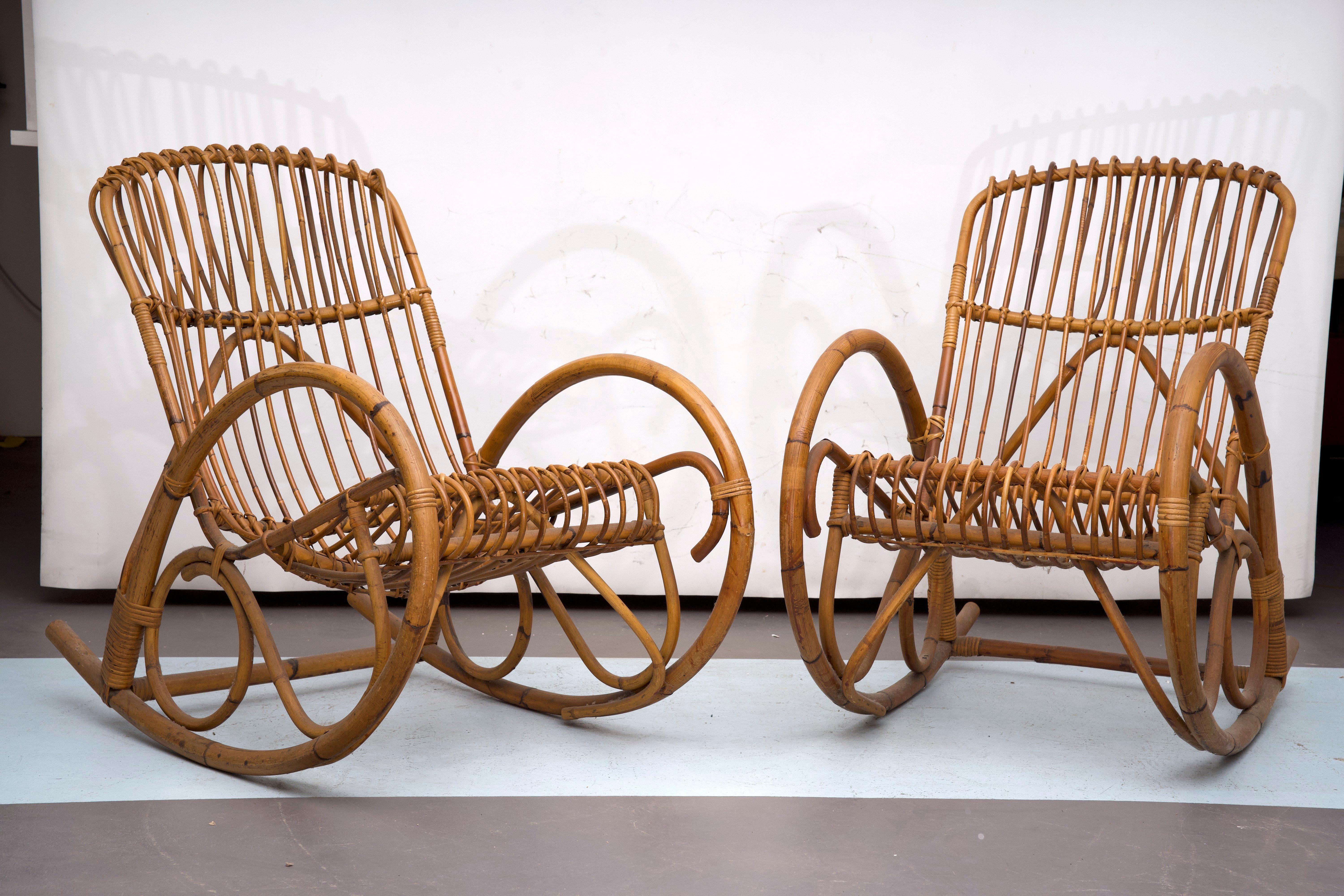 Un par de mecedoras al estilo de Franco Albini, fabricadas en ratán y bambú. Diseñadas en Italia en la década de 1950, estas sillas muestran un diseño elegante y orgánico, que combina líneas limpias con materiales naturales. La artesanía resalta el
