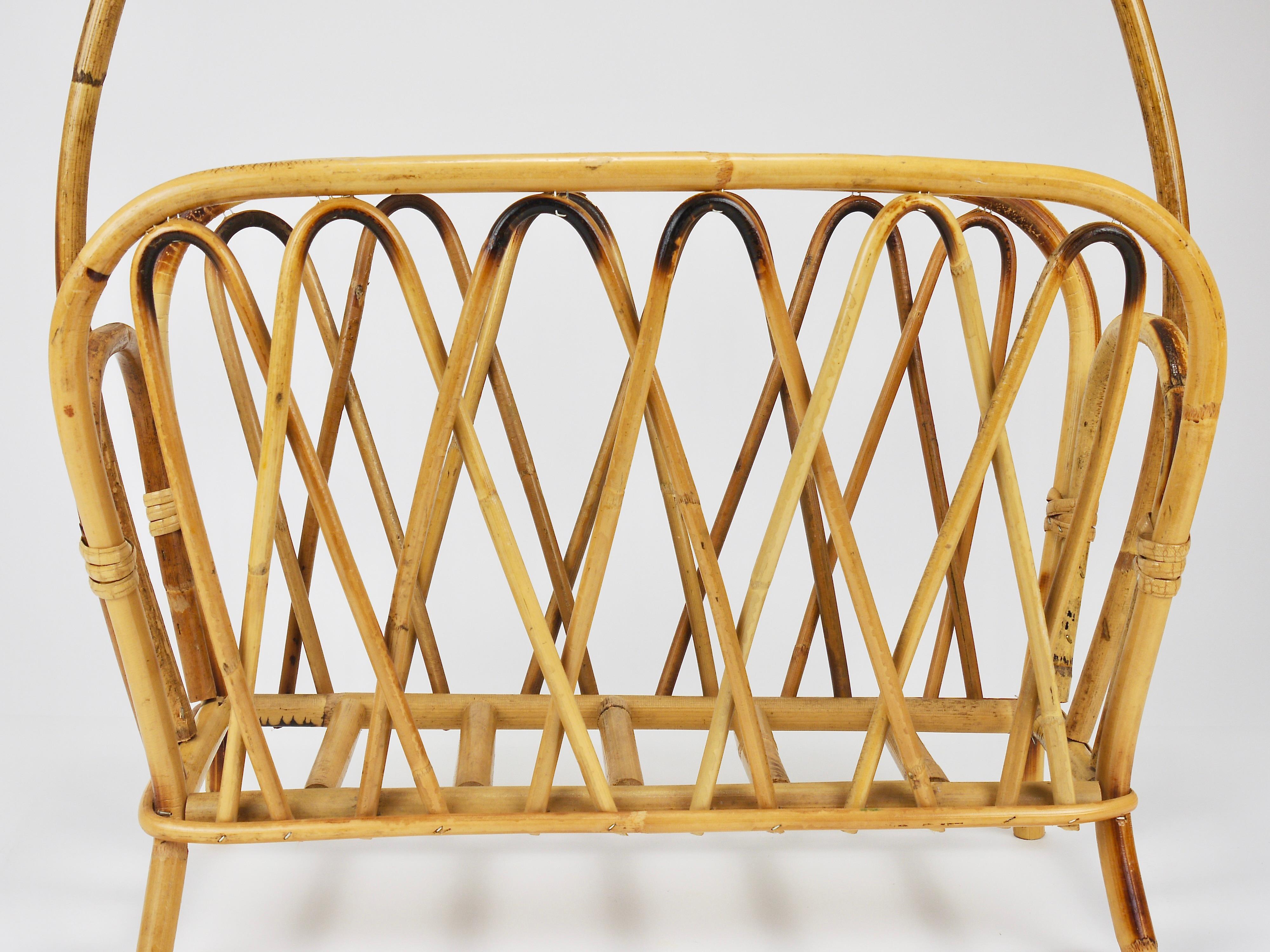 Franco Albini Style Rattan Bamboo Magazine Rack Newspaper Stand, Italy, 1970s In Good Condition For Sale In Vienna, AT