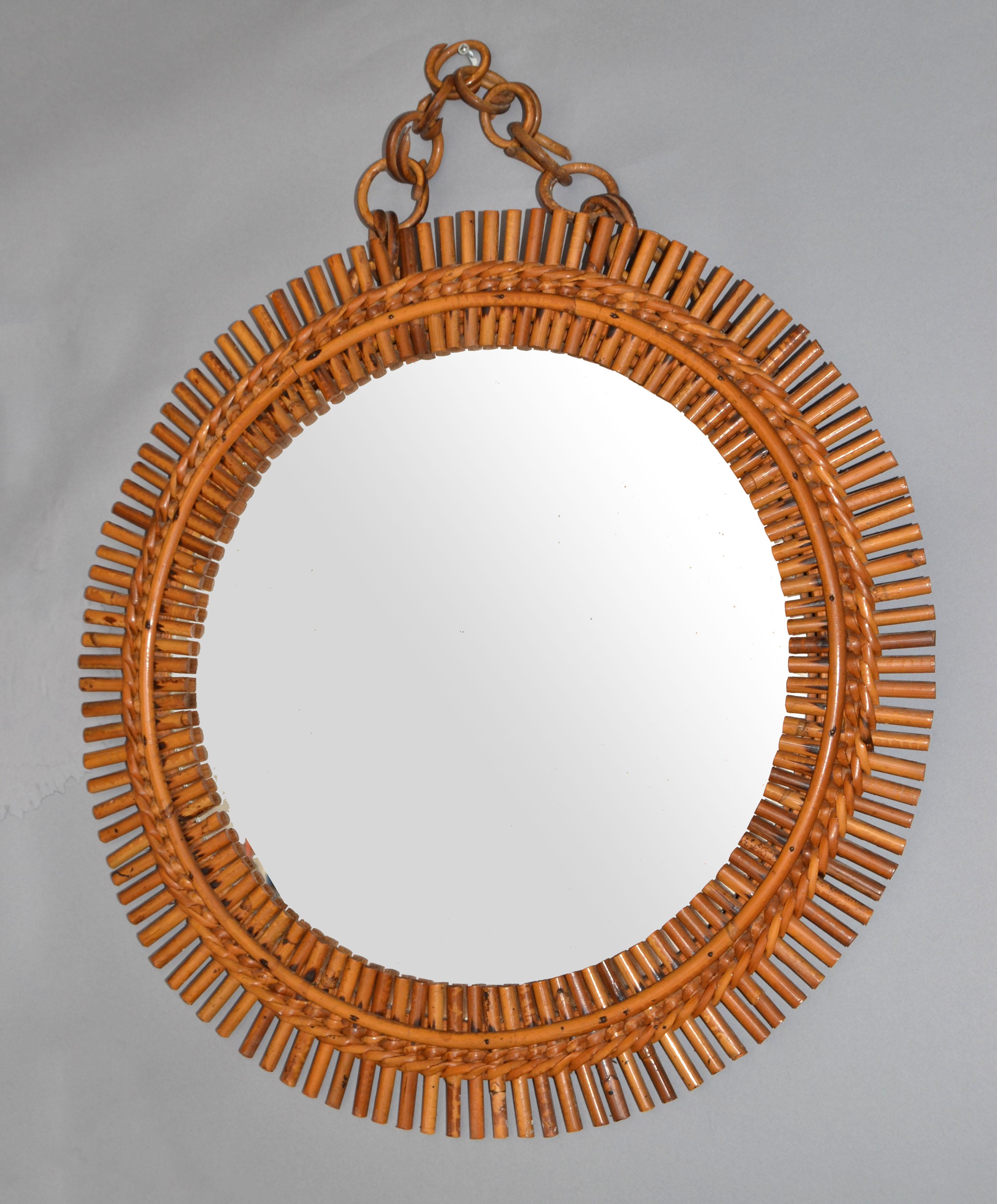 Franco Albini and Franca Helg Style Vintage handcrafted round bent burnt Bamboo wall mirror with linked Bamboo Chain.
Design/One moderne et rustique européen du milieu du siècle, fabriqué en Italie vers 1960.
En bon état avec un peu de sécheresse