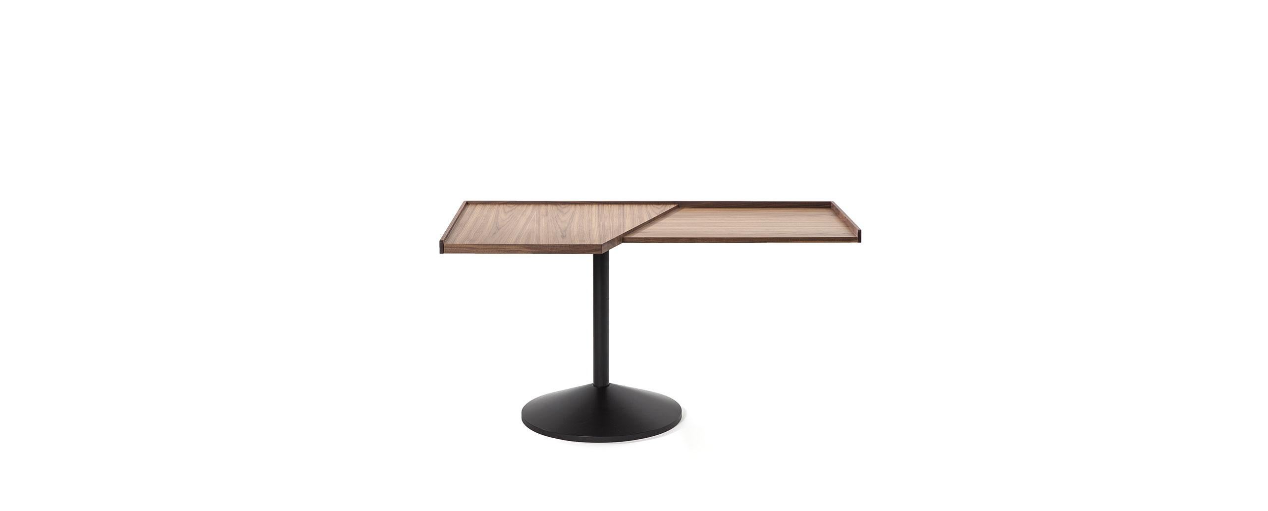 Table conçue par Franco Albini en 1954.
Fabriqué par Cassina en Italie.

Cette table/bureau, conçue par Franco Albini, est constituée de deux plans trapézoïdaux, l'un plus petit que l'autre, sur un seul support en acier. Ce jeu d'équilibre est