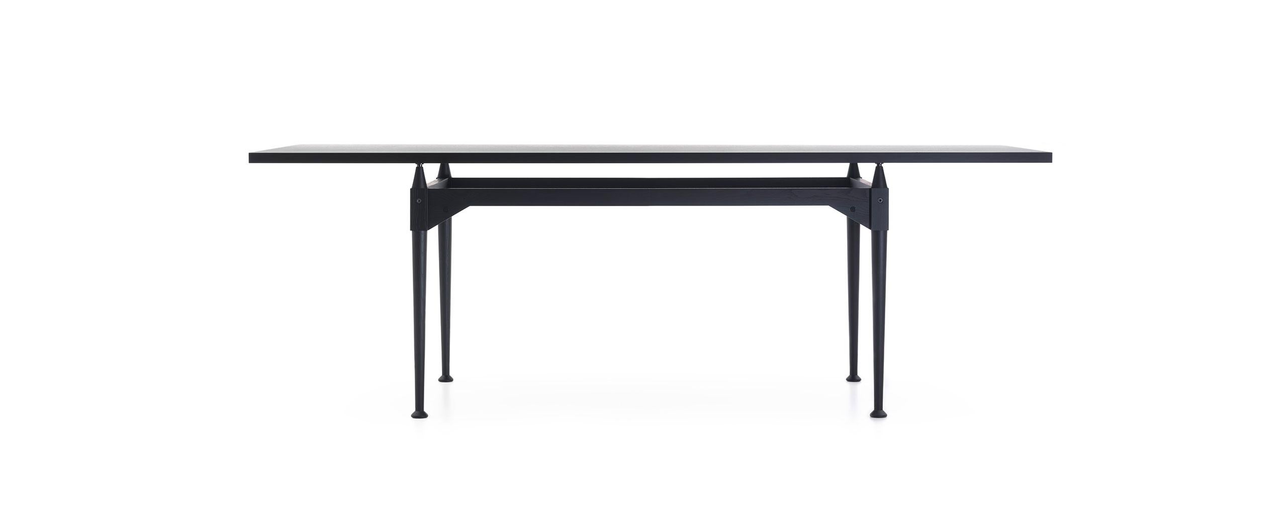 Der Tisch wurde 1953 von Franco Albini entworfen. Neu aufgelegt im Jahr 2013.
Hergestellt von Cassina in Italien.

Franco Albini entwarf diesen Tisch unter Verwendung des Strebenelements, das er bereits bei der Gestaltung der Bücherregale Veliero