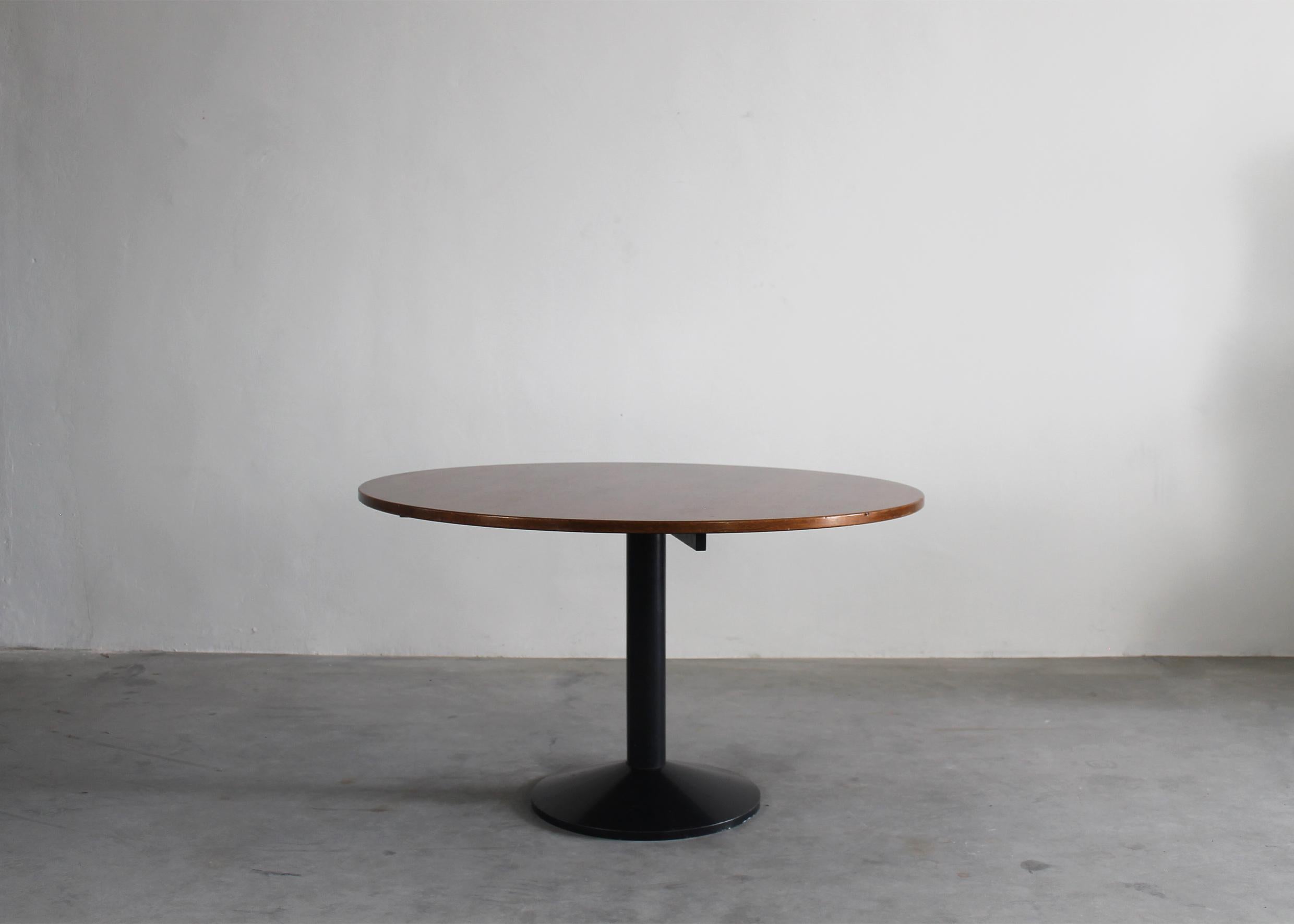 TL30 table with a round top in wood and a base in black lacquered metal, designed by Franco Albini and produced by Poggi in the 1950s. 

After spending his childhood and part of his youth in Robbiate in Brianza, where he was born in 1905, Franco