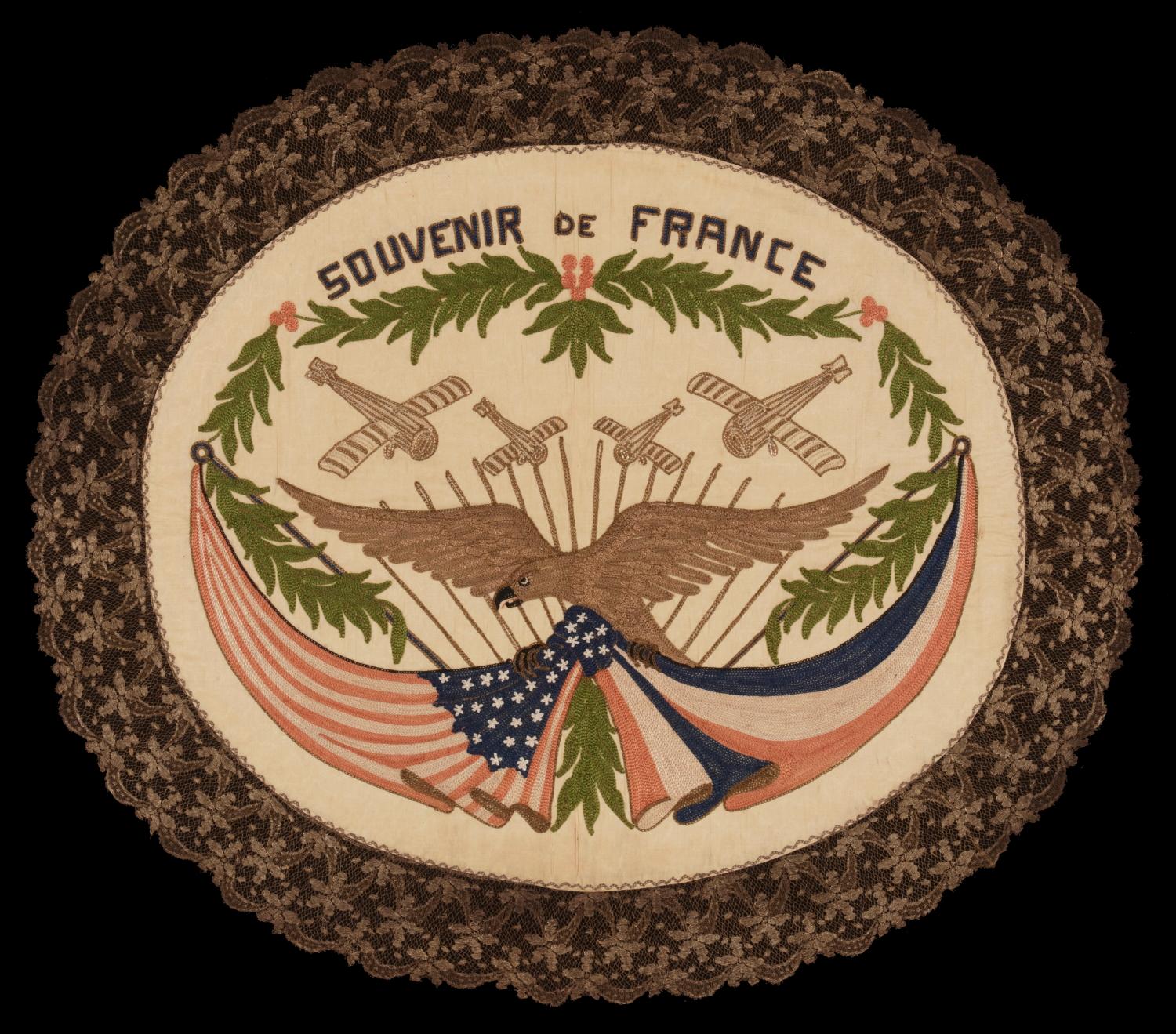 Textile franco-américain avec l'image d'un aigle soutenant des drapeaux américain et français noués et drapés sous quatre avions de guerre ; broderie au fil de soie et au fil métallique sur un fond de soie, avec une frange élaborée en fil