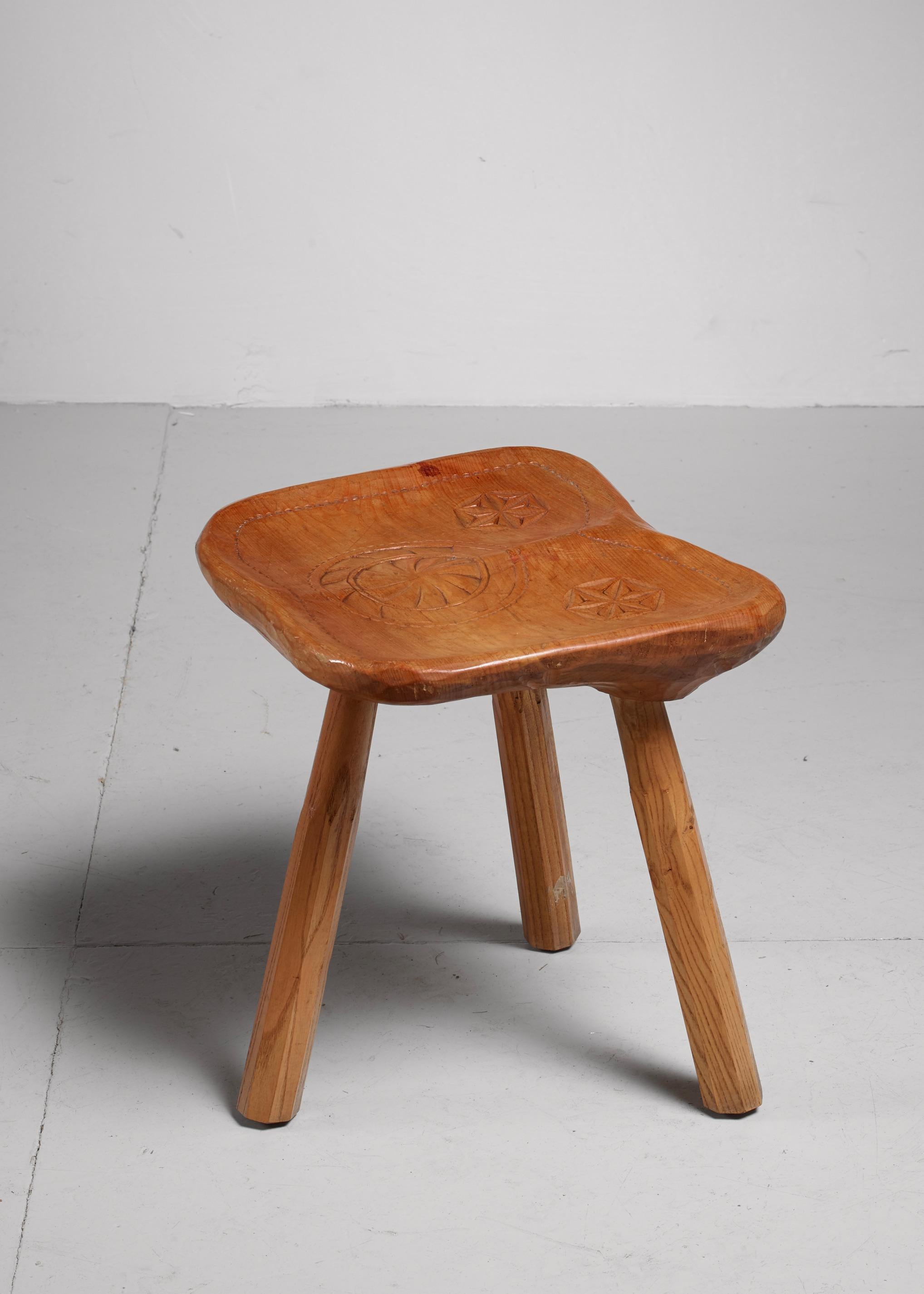 Franco Armand Solid Sculpted Wood Stool, Italy, 1966 In Good Condition For Sale In Maastricht, NL