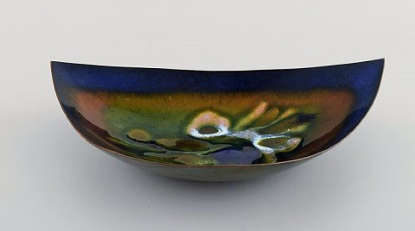 Franco Bastianelli for Studio Laurana. Modernist bowl in copper with beautiful enamel work, 1960s-1970s.
Measures: 23.5 x 14.5 x 5.5 cm.
Signed.
In excellent condition.