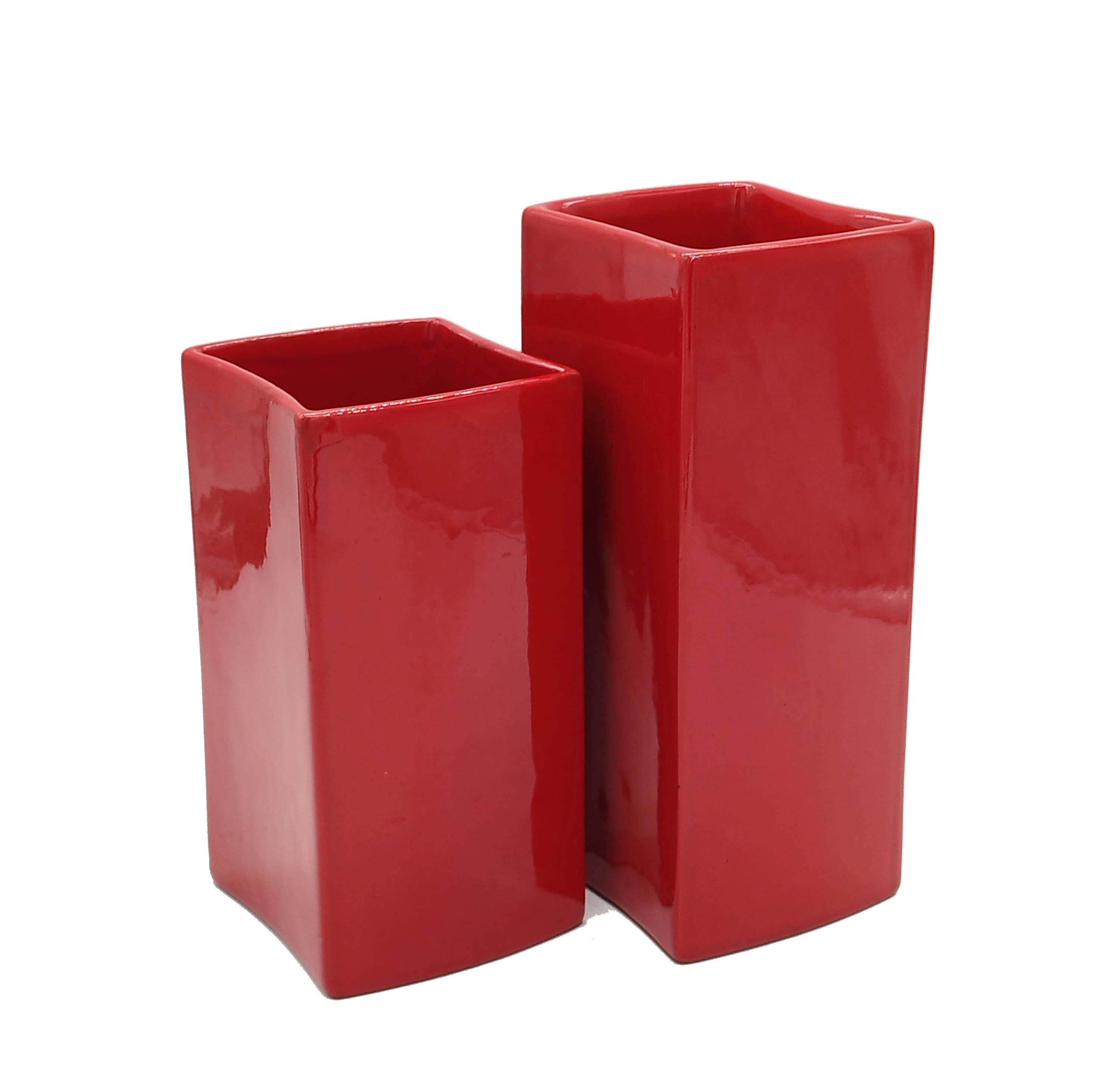 Set of two red ceramic vases of different heights made by Franco Bettonica for Gabbianelli, Italy, 1970s. Both come with their original labels still attached to the bottom, as shown in the photos. The small vase measures h.20x10 cm.