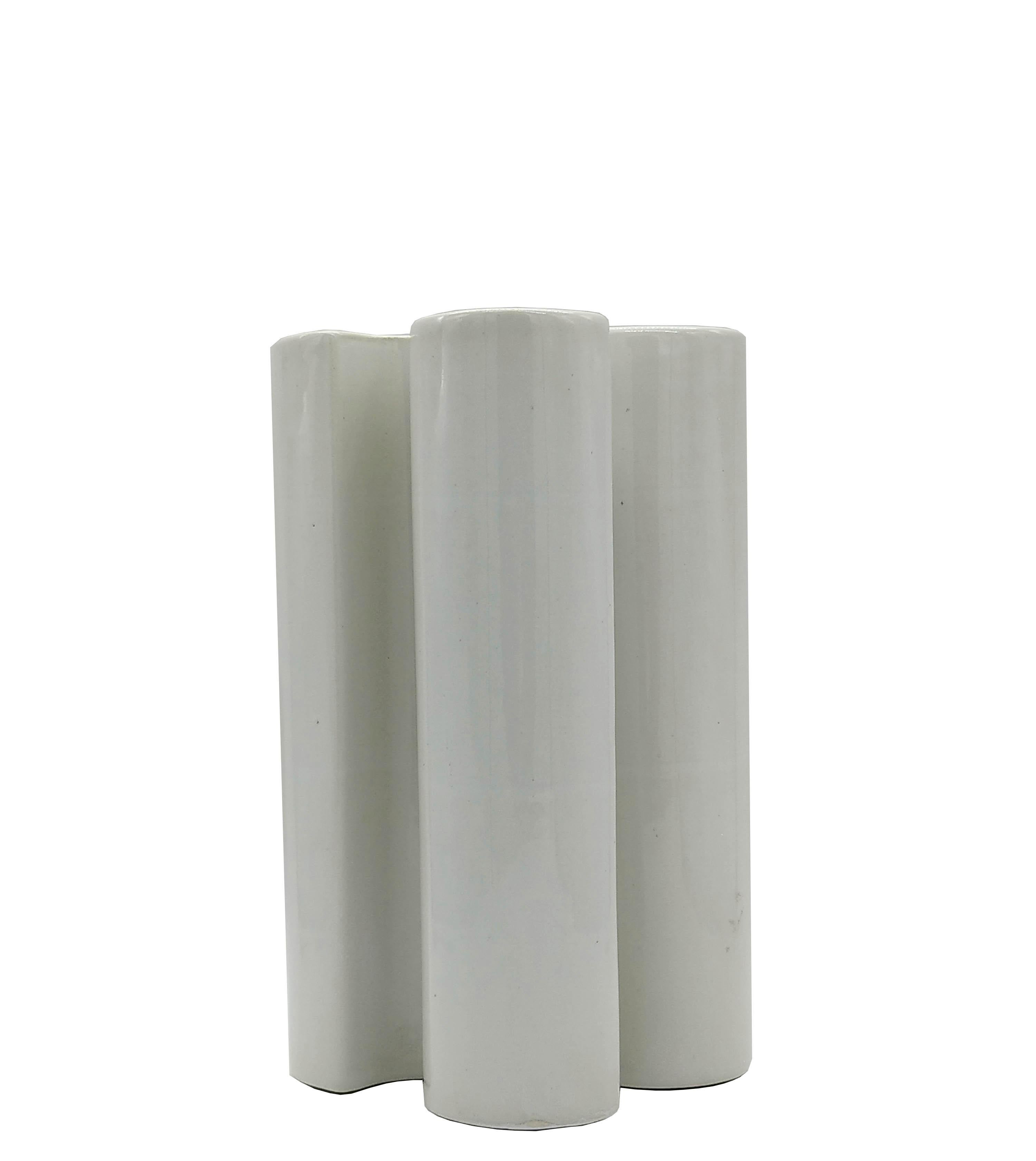 White propeller-shaped ceramic vase designed by Franco Bettonica, Italian designer, and produced for Gabbianelli, Italy, 1970.
 