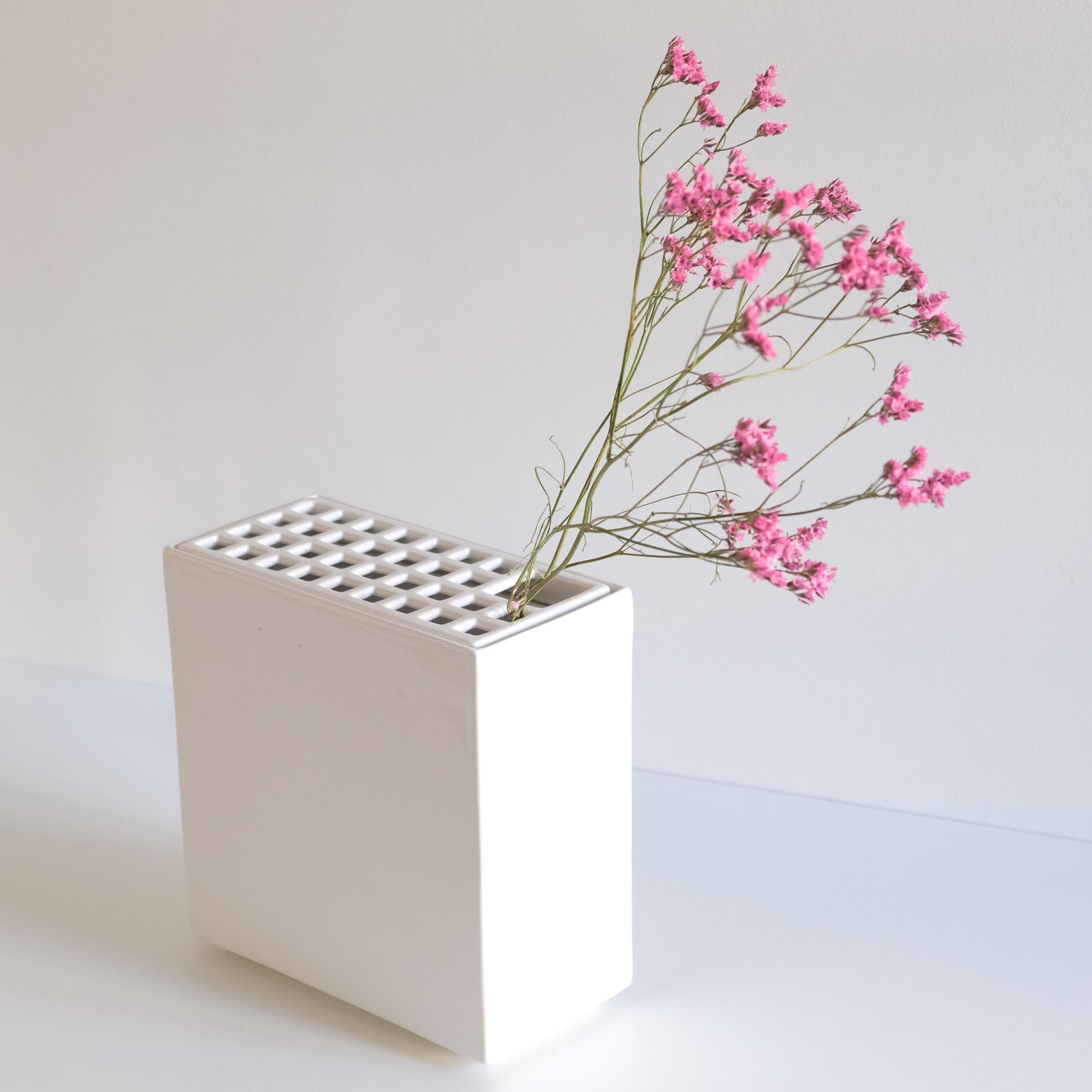 Franco Bettonica (1927-1999)

Ikebana

Ein weißer Blumenhalter aus Keramik, rechteckig, mit einem weißen Gitter versehen.
Produziert von Gabbianelli, Italien.
1960s.


Literatur
Catalogo Gabbianelli, 1960er Jahre

Domus 449, April 1967, S.