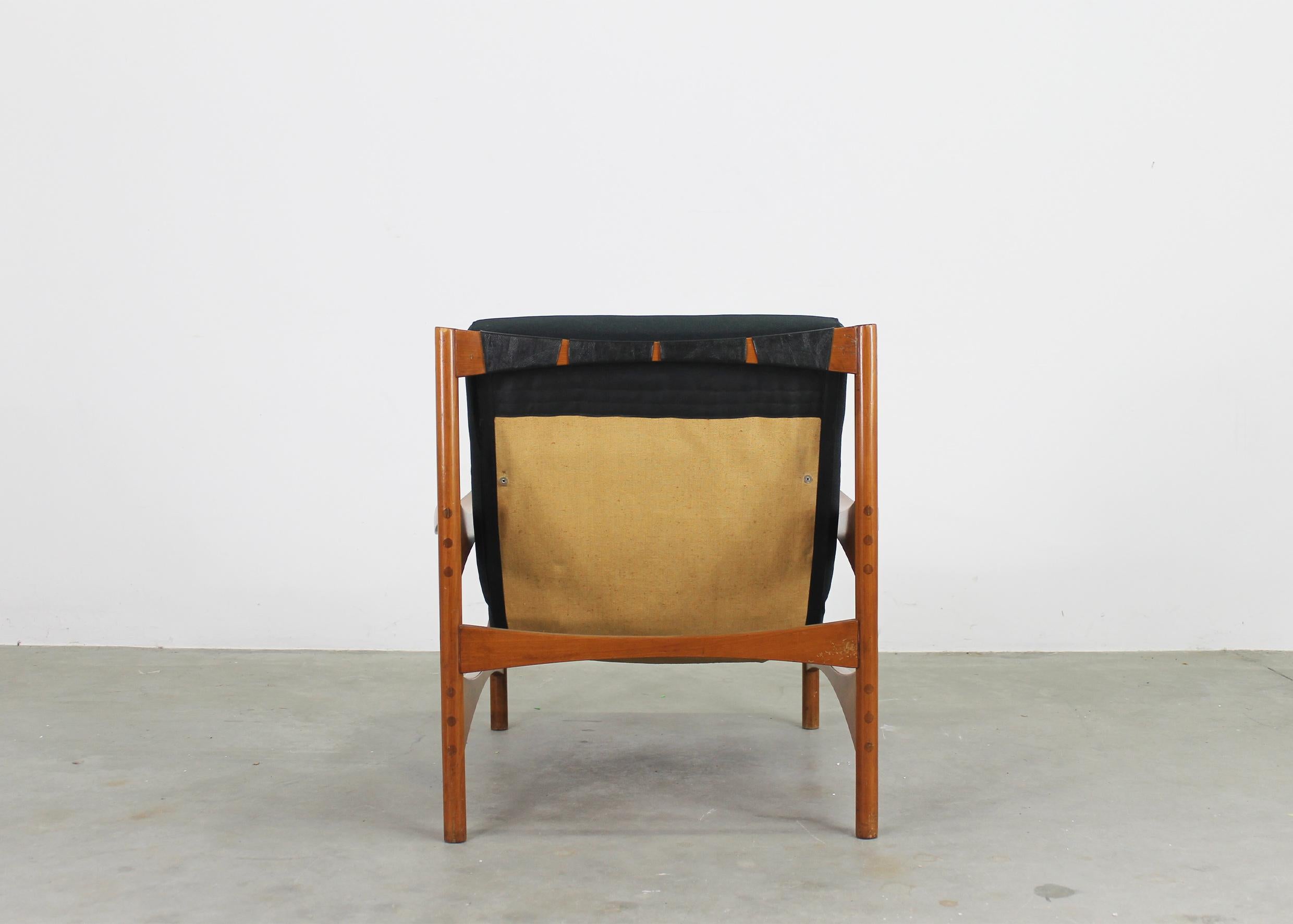 Franco Bettonica P 40 Armchair in Walnut and Fabric by Poltronova 1960s In Good Condition For Sale In Montecatini Terme, IT