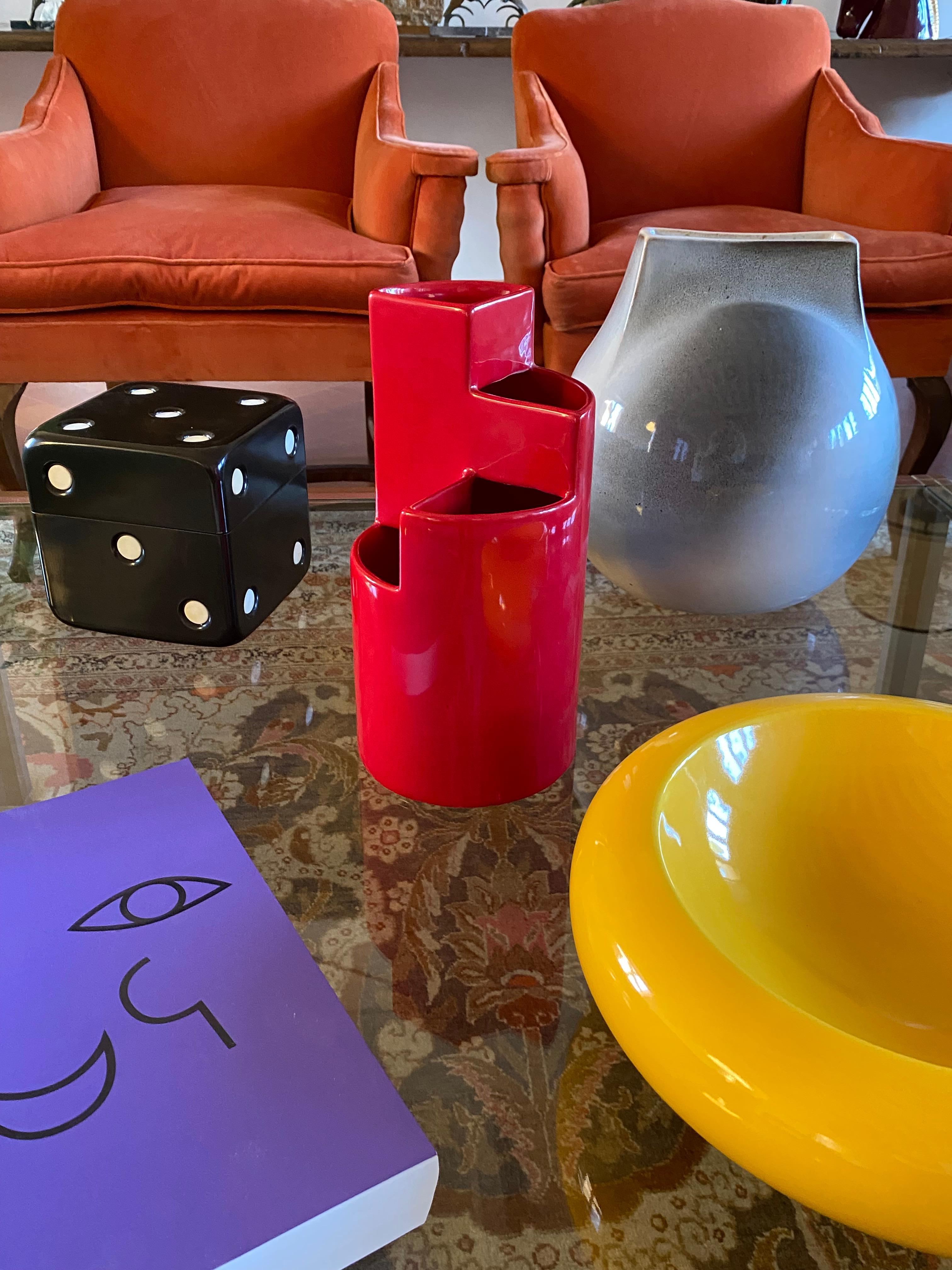 Vase rouge en céramique de l'ère spatiale conçu par Franco Bettonica

Gabbianelli Italie ca. 1970

Marqué sous la base. L'étiquette de Gabbienelli Sezione est apposée sur la base.

H 30 cm - 15 cm diam.

État : excellent, conforme à l'âge et à