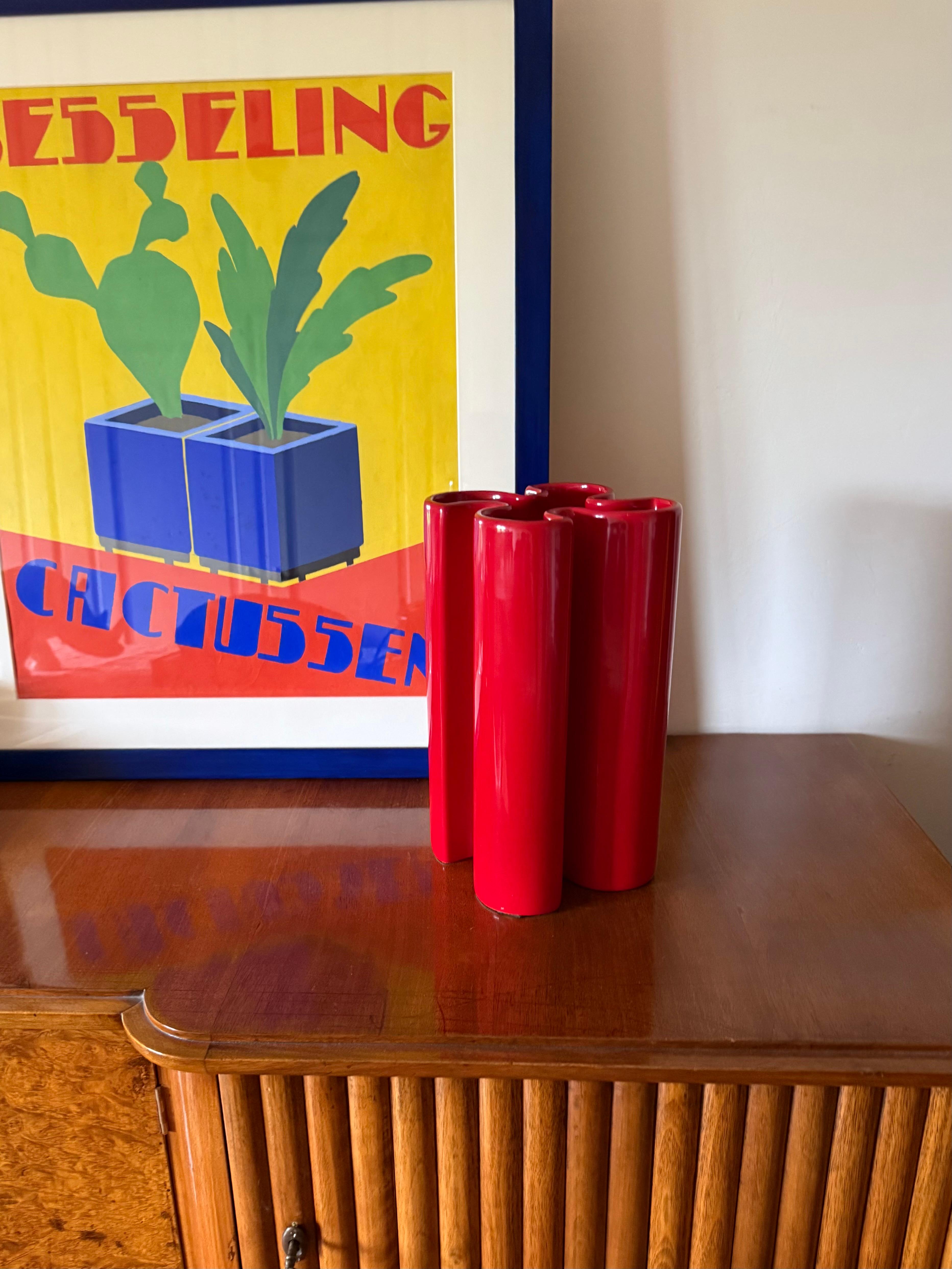 Red space age ceramic vase designed by Franco Bettonica

Gabbianelli Italy ca. 1970

Marked under the base.

H 30 cm - 19.5 cm diam.

Conditions: excellent consistent with age and use.
