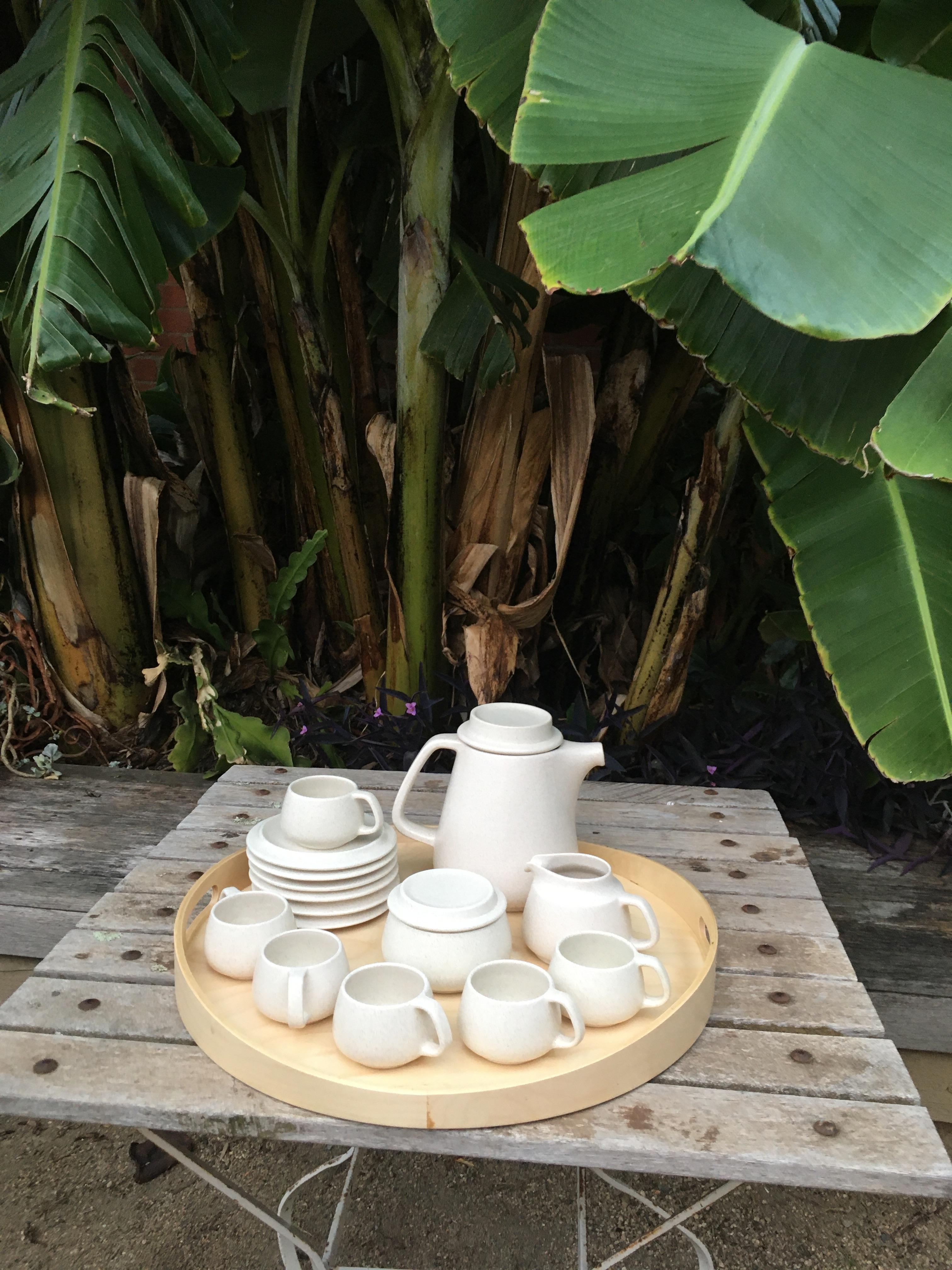 Servizio da caffè Franco Bucci per sei persone con caffettiera, tazze, piattini, zucchero e lattiera. 

Amiamo questo servizio per il suo design italiano audace, elegante e robusto, tipico degli anni Settanta. Curvilineo, robusto, innovativo,